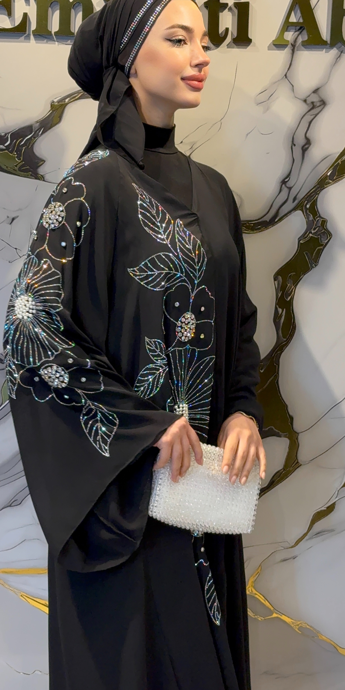 عباية سوداء بنقشة حجرية لامعة