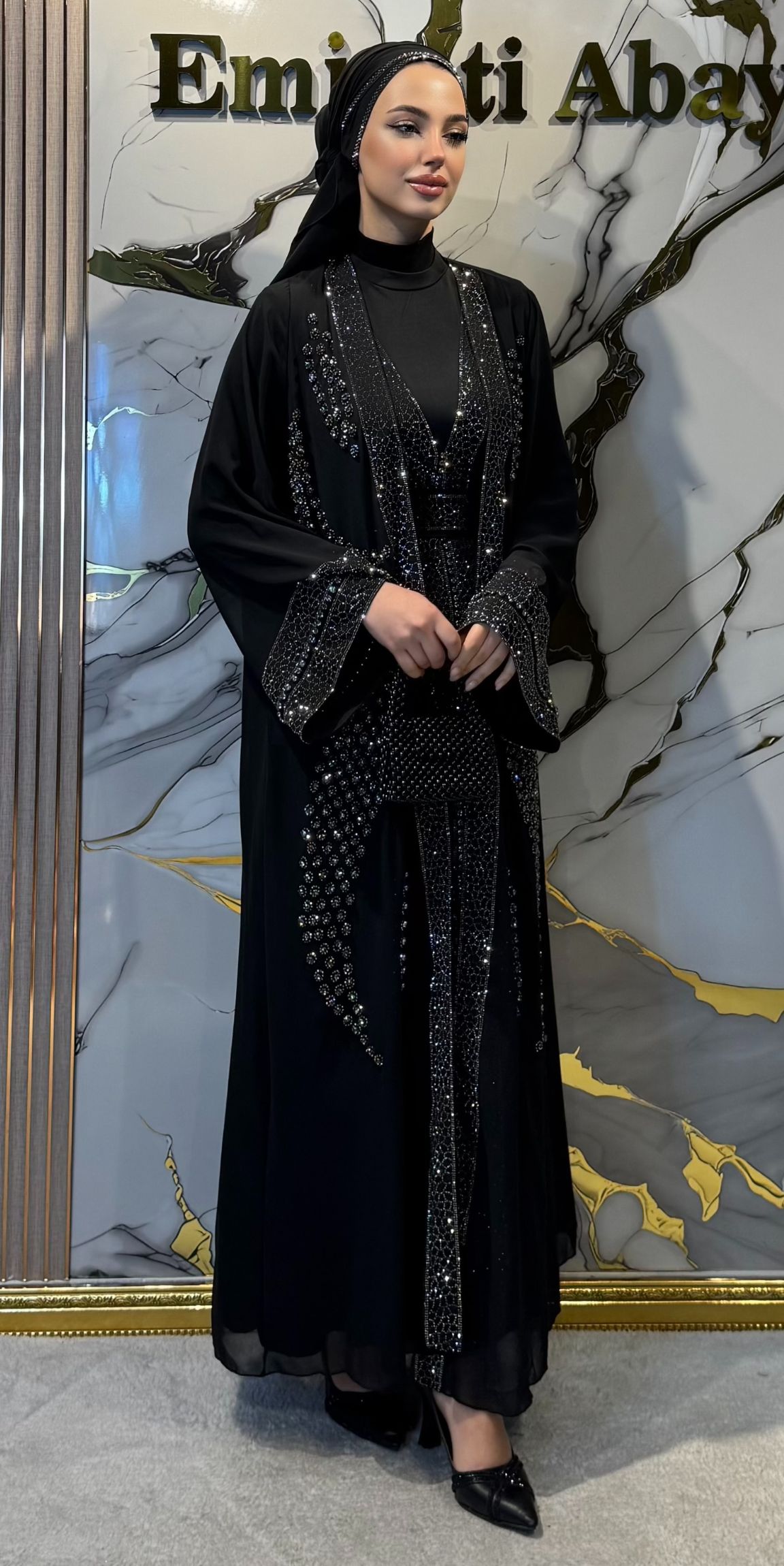 عباية محلية مفتوحة من الأمام بأحجار الكريستال