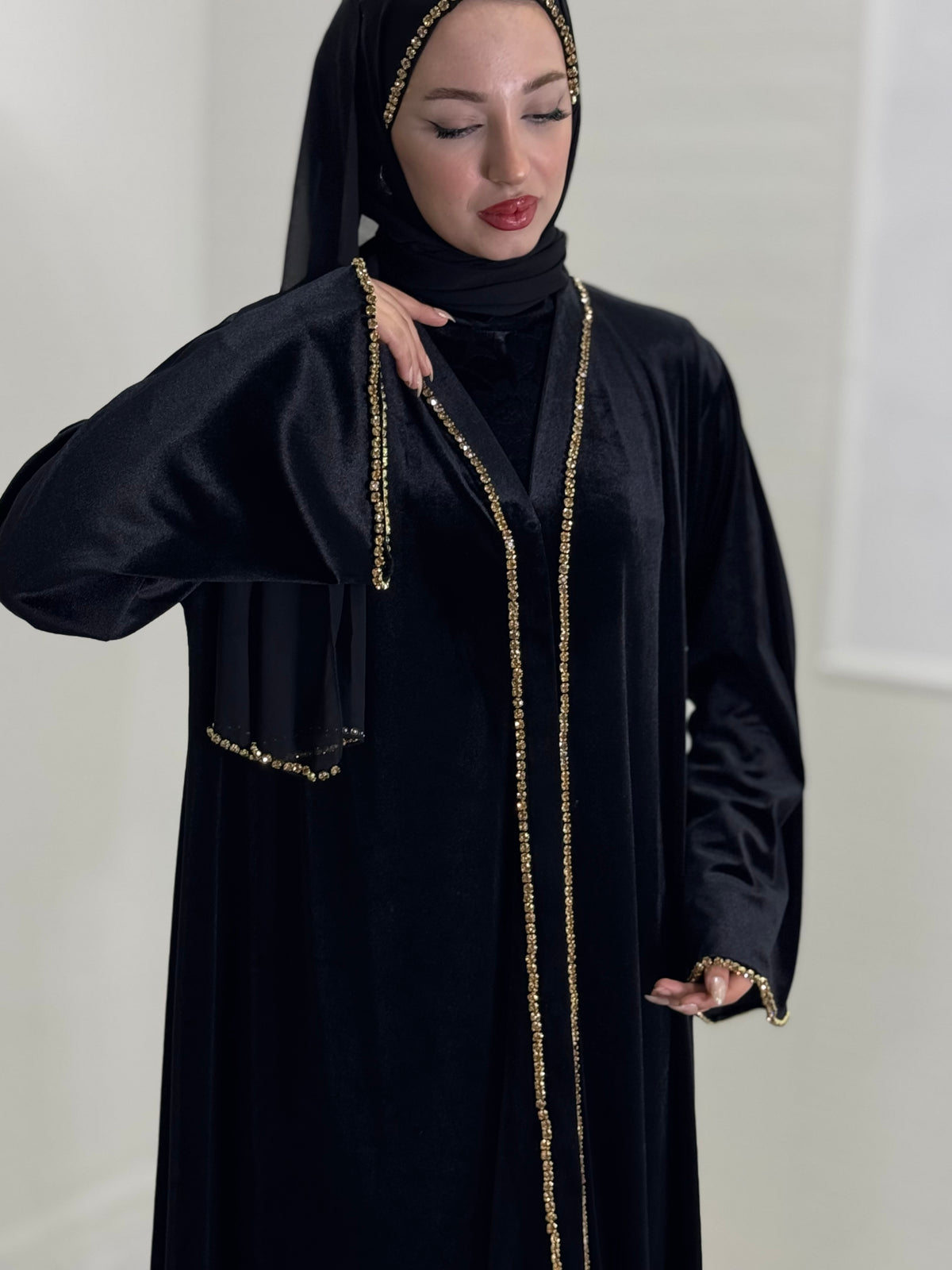Siyah Kadife Gold Taş İşlemeli Şık Abaya - Çıtçıtlı Zarif Model TM92 CGSVB