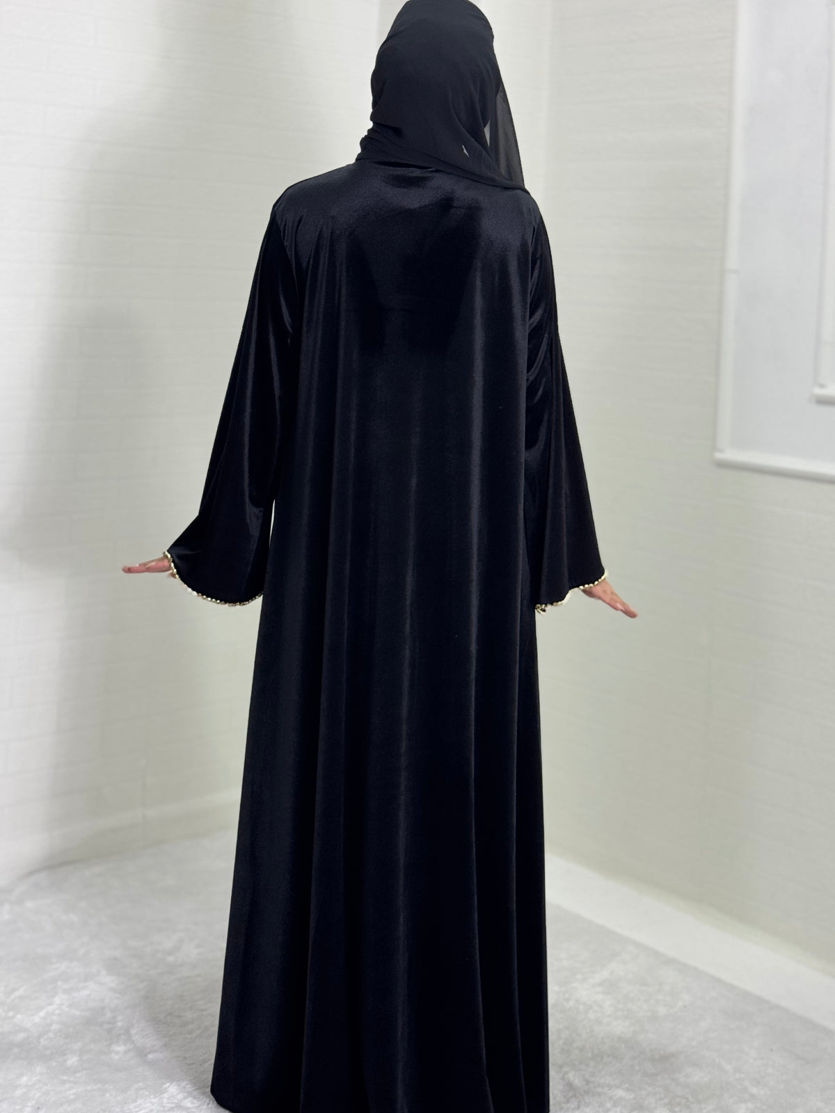 Siyah Kadife Gold Taş İşlemeli Şık Abaya - Çıtçıtlı Zarif Model TM92 CGSVB