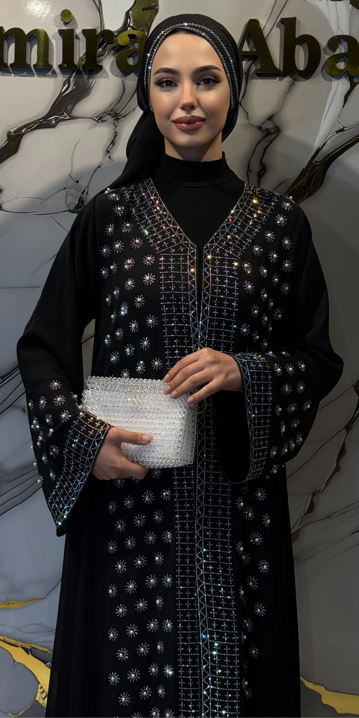 عباية سوداء مرصعة بأحجار سواروفسكي في الأمام