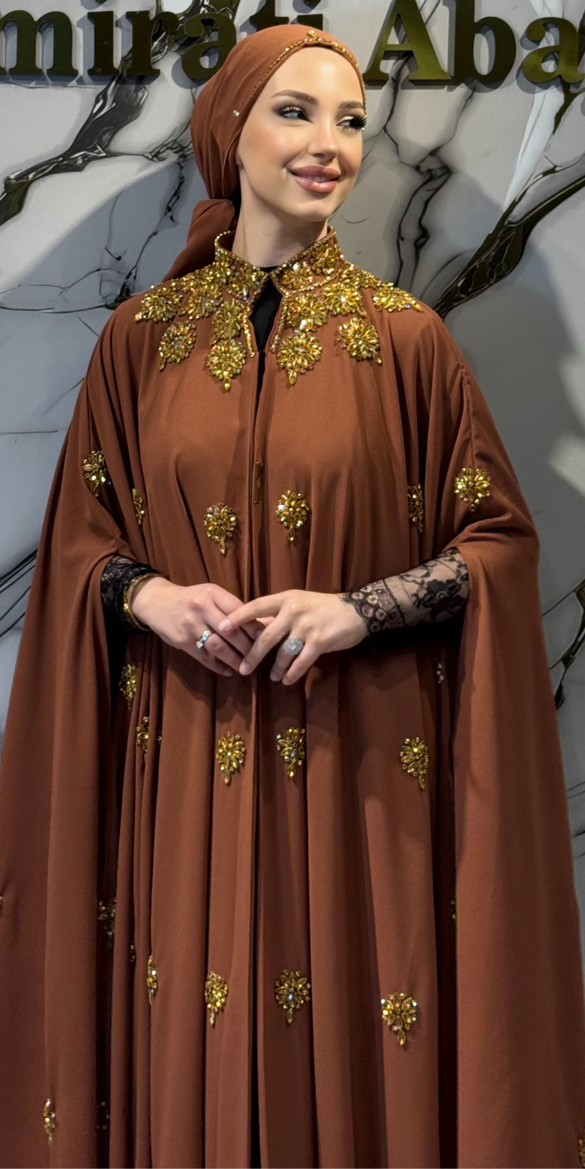 El İşlemeli Altın Taşlı Taba Pelerinli Dubai Abaya – Kolsuz Model Şallı Takım | EF0011 GSBROWEN