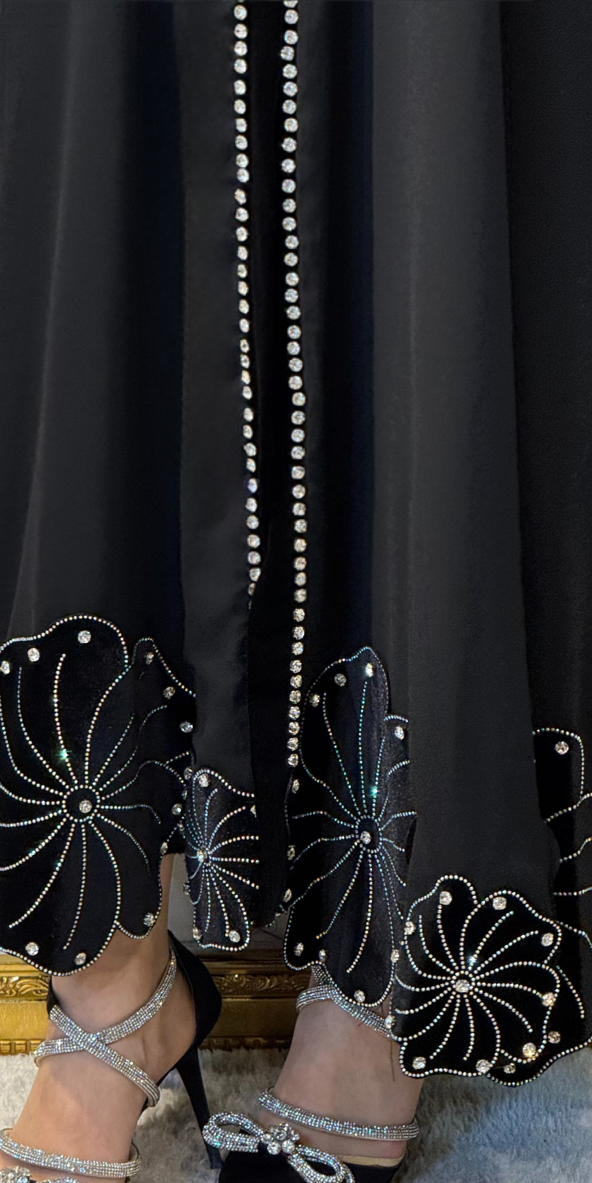 عباية سوداء بأحجار سواروفسكي – تصميم خاص بنقشة زهور أنيقة