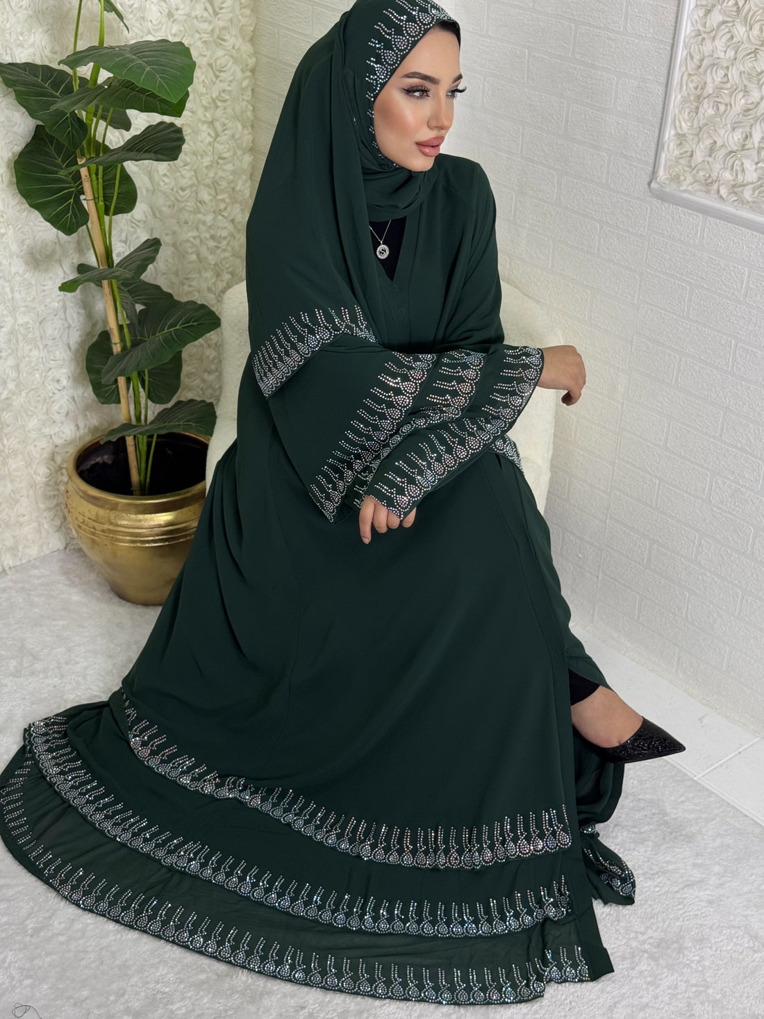 عباية خضراء مرصعة بأحجار سواروفسكي على أطراف التنورة