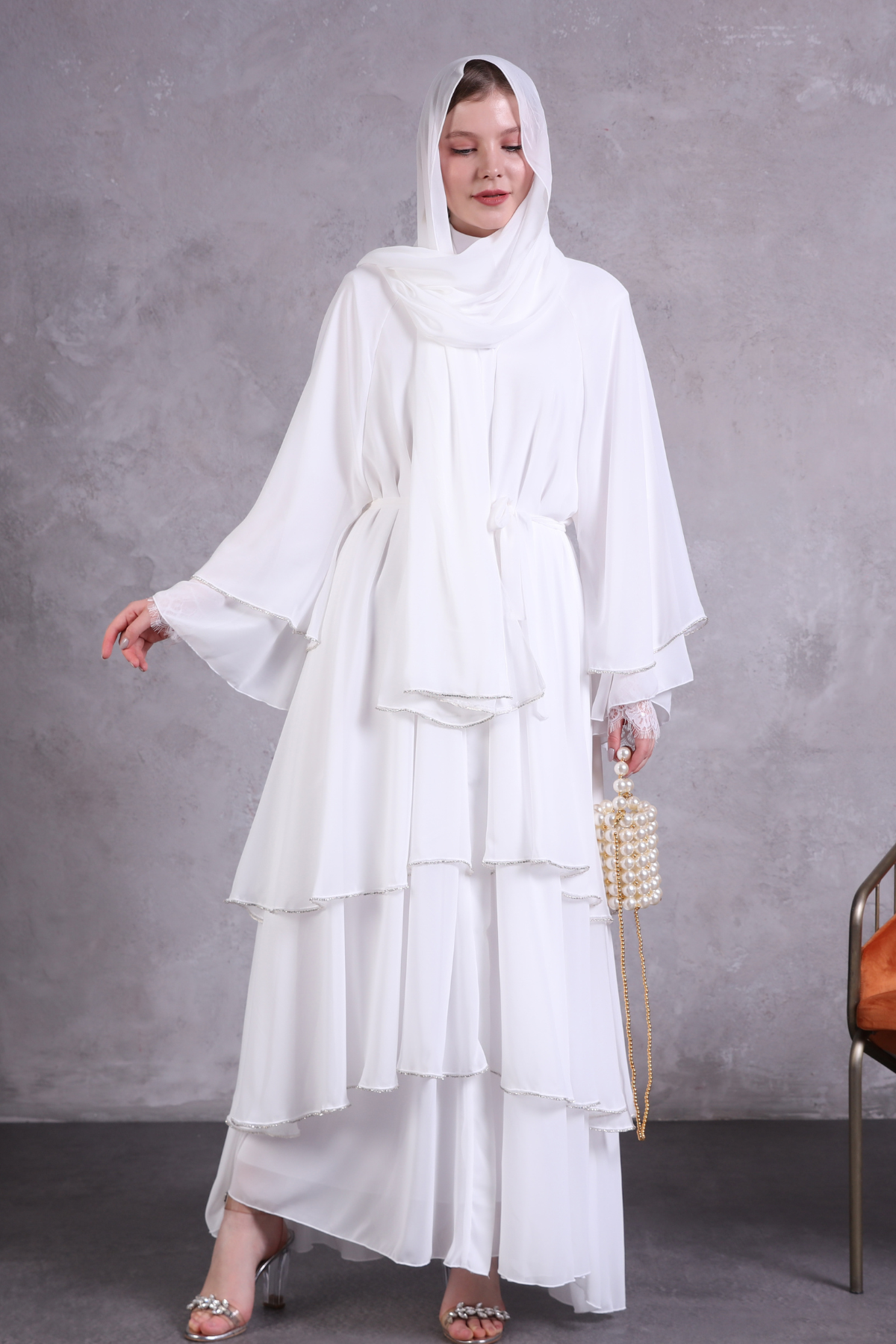 Kar Tanesi Elegance Şifon Abaya: Swarovski ile Süslenmiş Üç Katlı Beyaz Bir Güzel