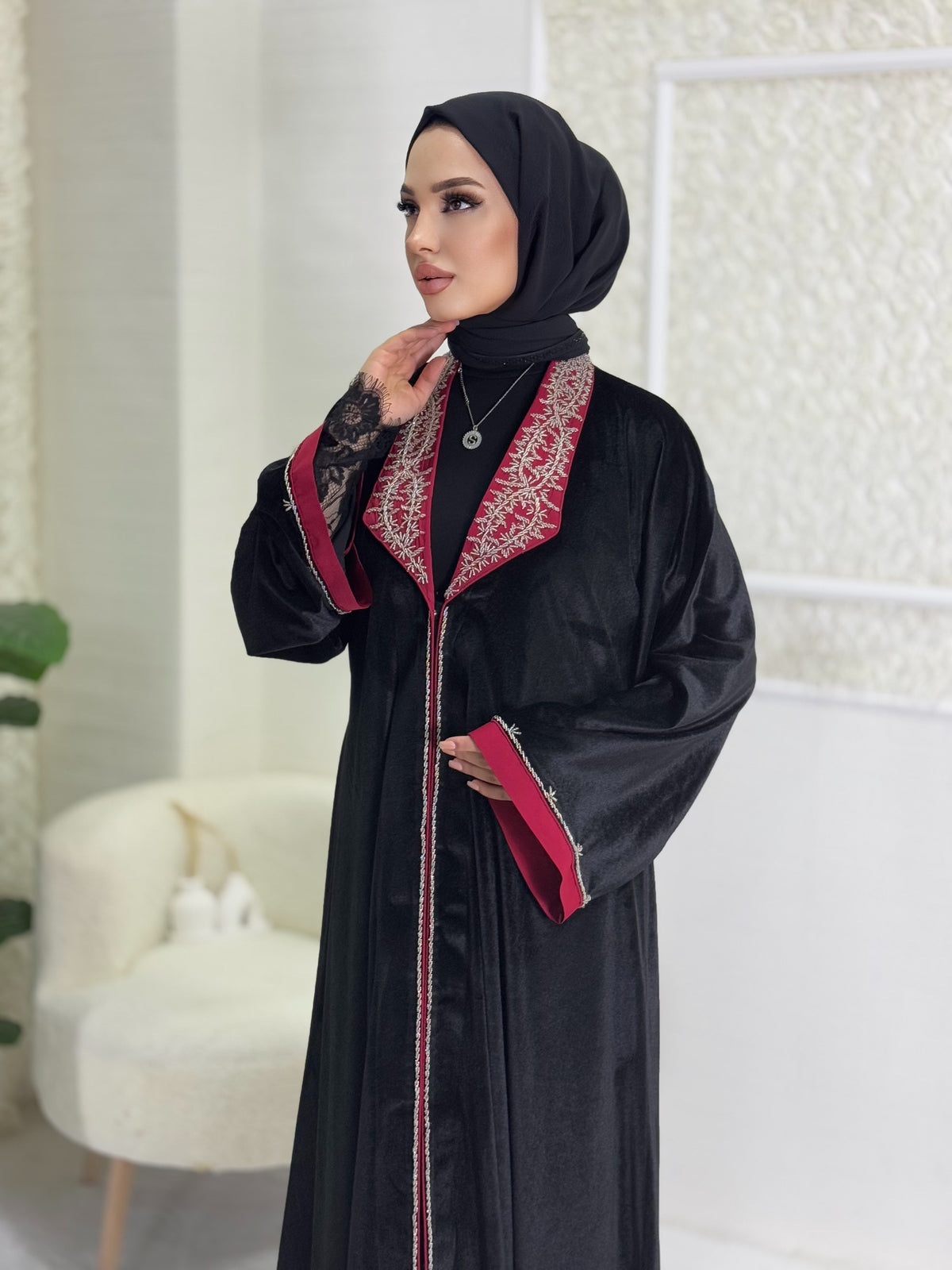 عباية مخملية بياقة مع تطريز أحجار سواروفسكي M83 B Velvet
