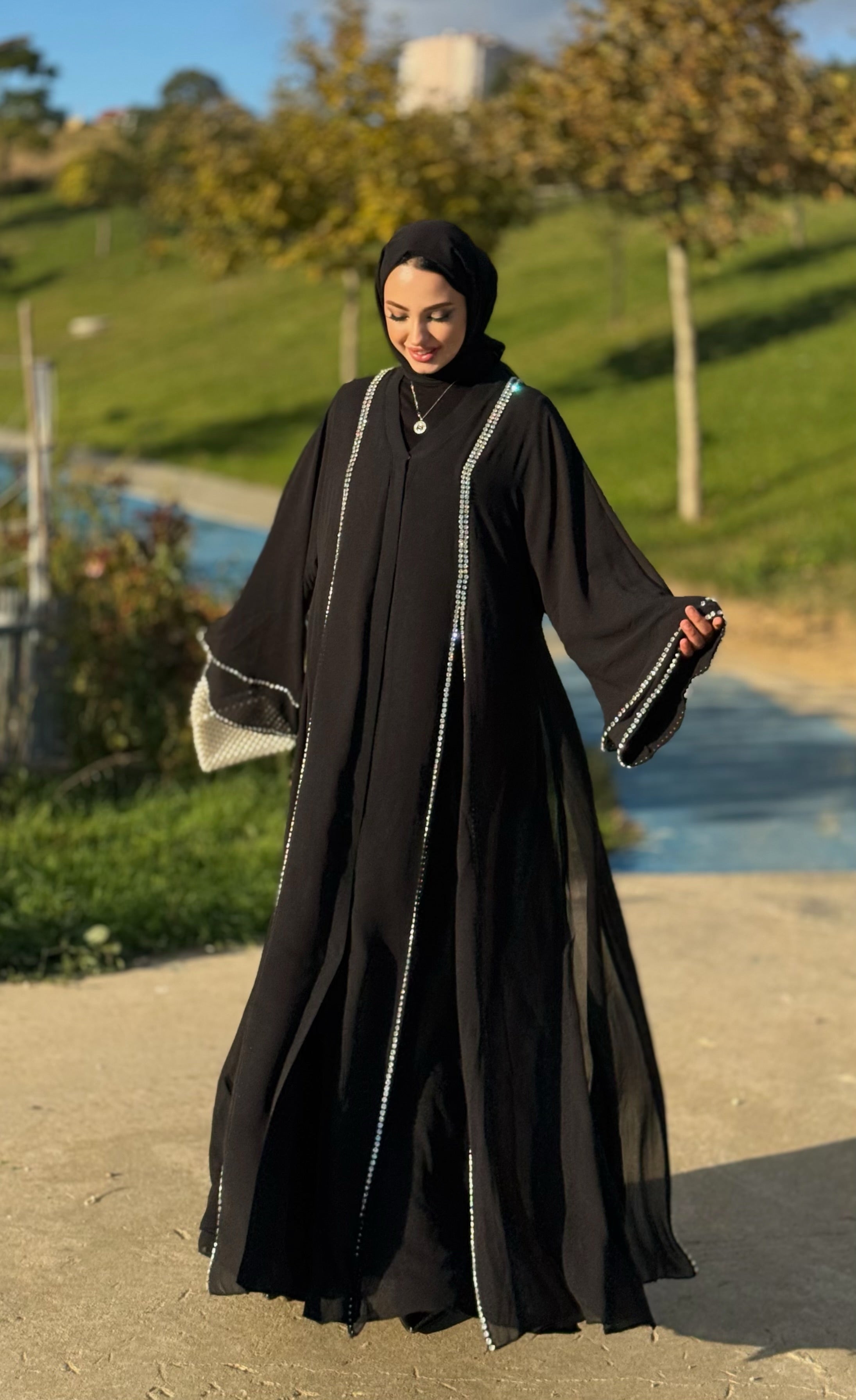 Önü Yırtmaçlı Kristal Taşlı Şifon Abaya