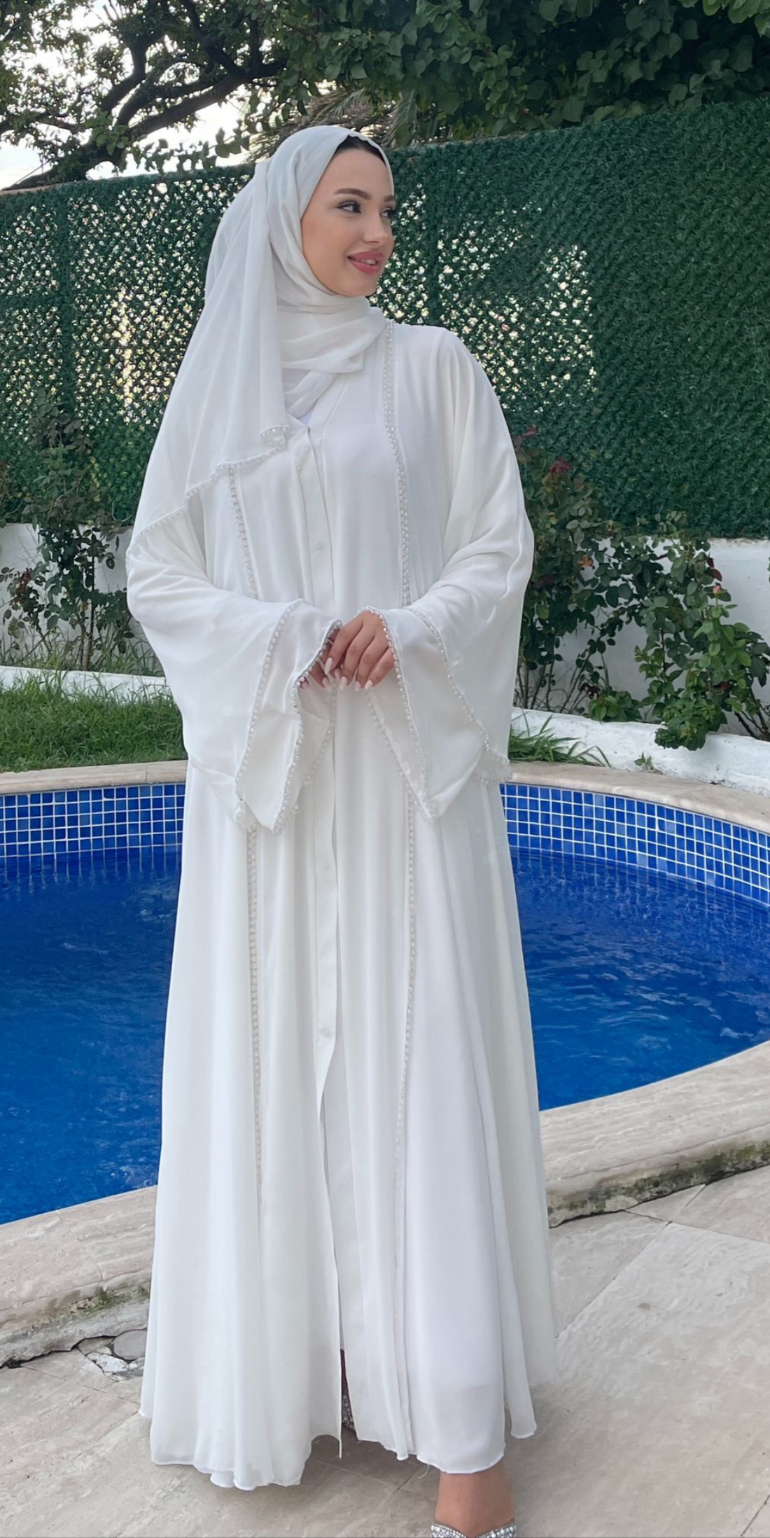 عباية بيضاء مع شق أمامي وخرز أبيض