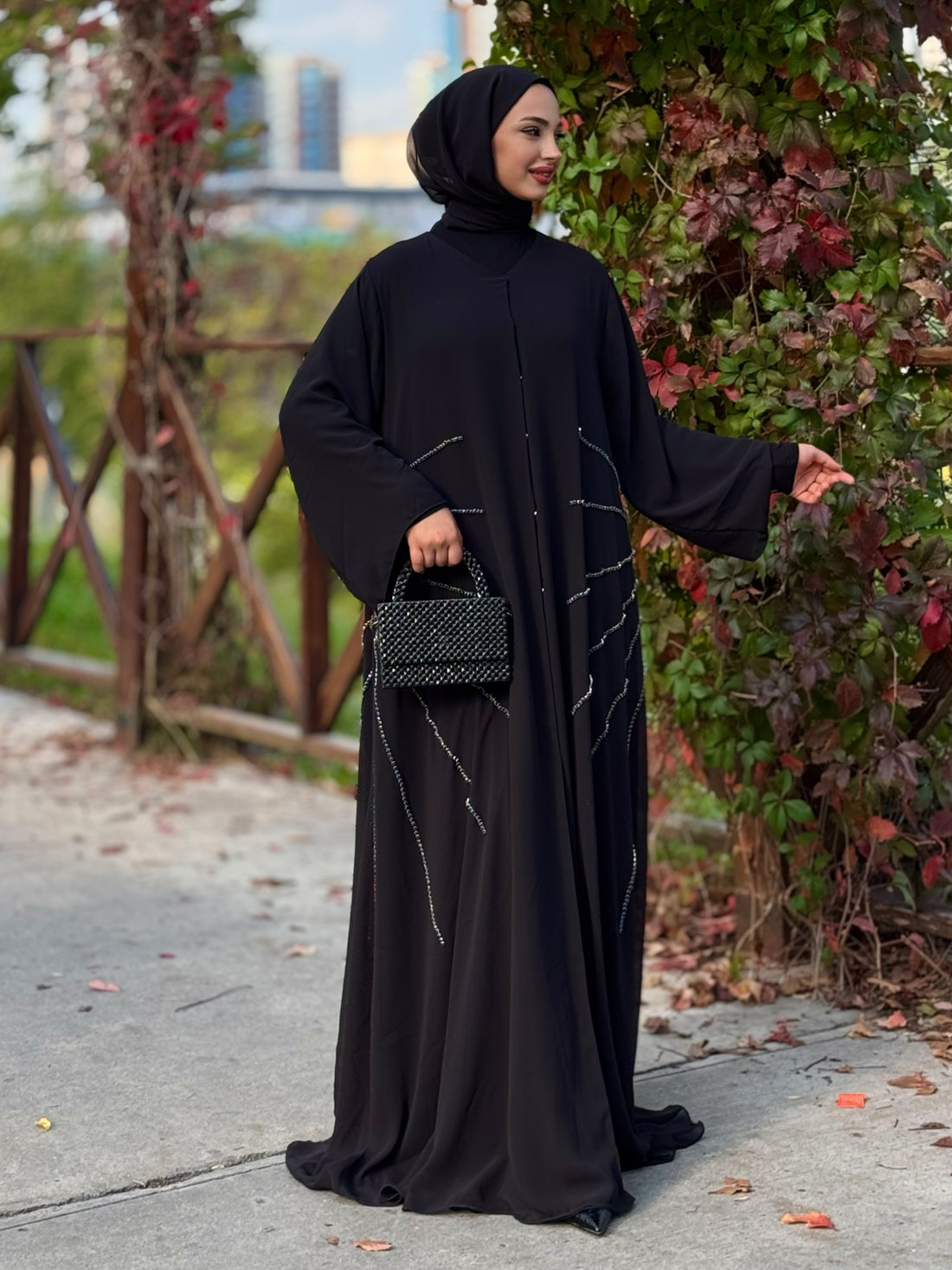 عباية شيفون سوداء مع أحجار كريستال على الجانبين