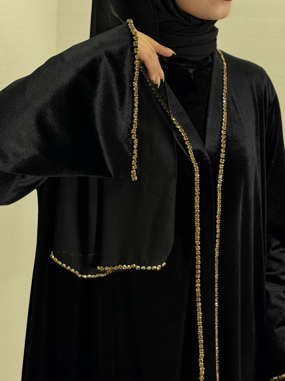 Siyah Kadife Gold Taş İşlemeli Şık Abaya - Çıtçıtlı Zarif Model TM92 CGSVB