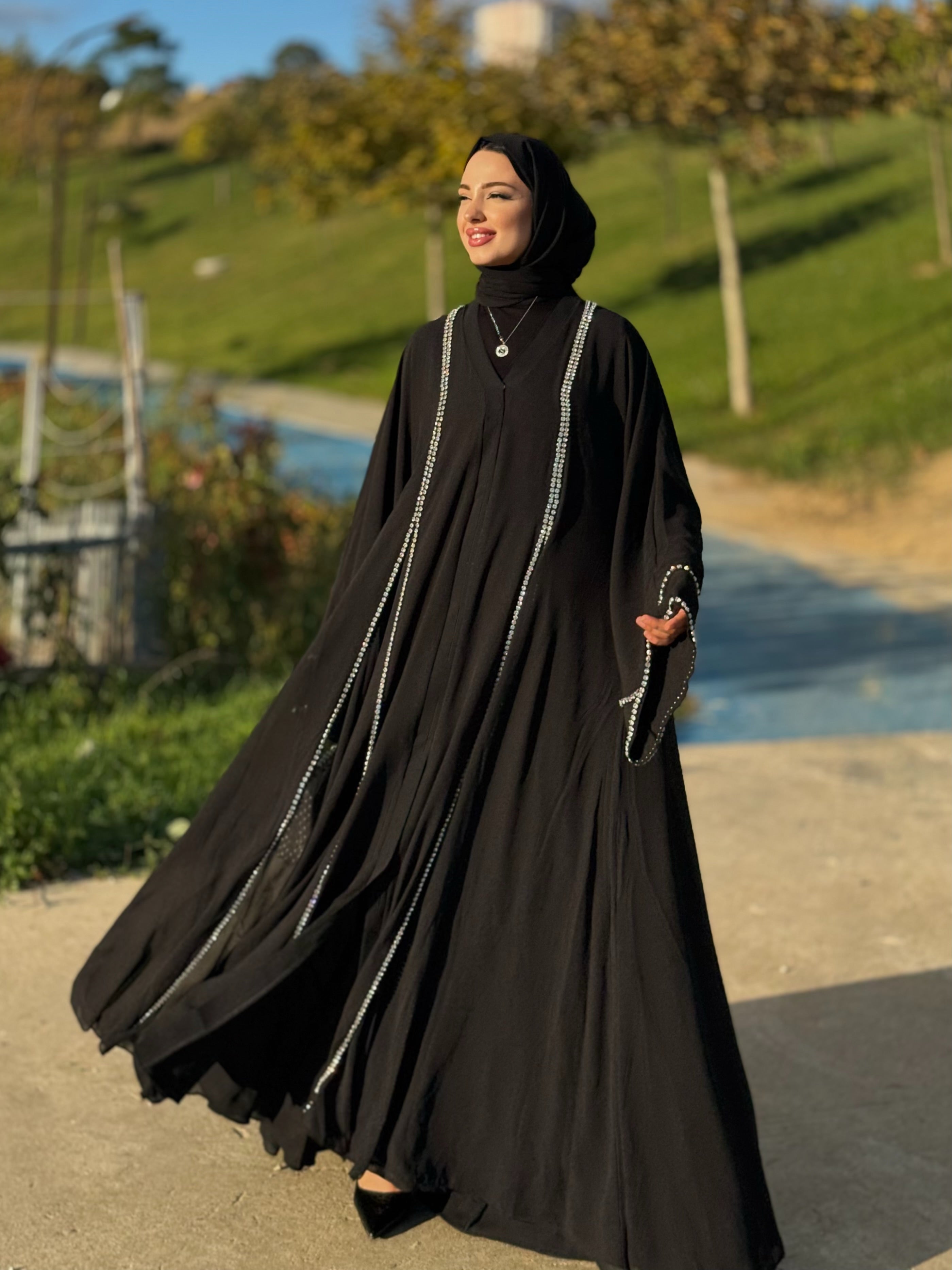 Önü Yırtmaçlı Kristal Taşlı Şifon Abaya