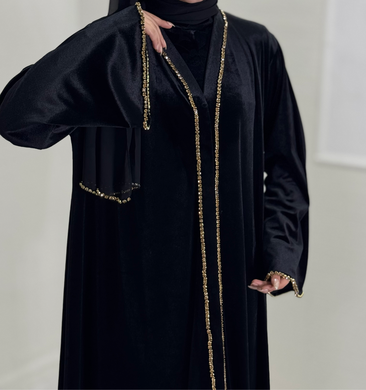 Siyah Kadife Gold Taş İşlemeli Şık Abaya - Çıtçıtlı Zarif Model TM92 CGSVB