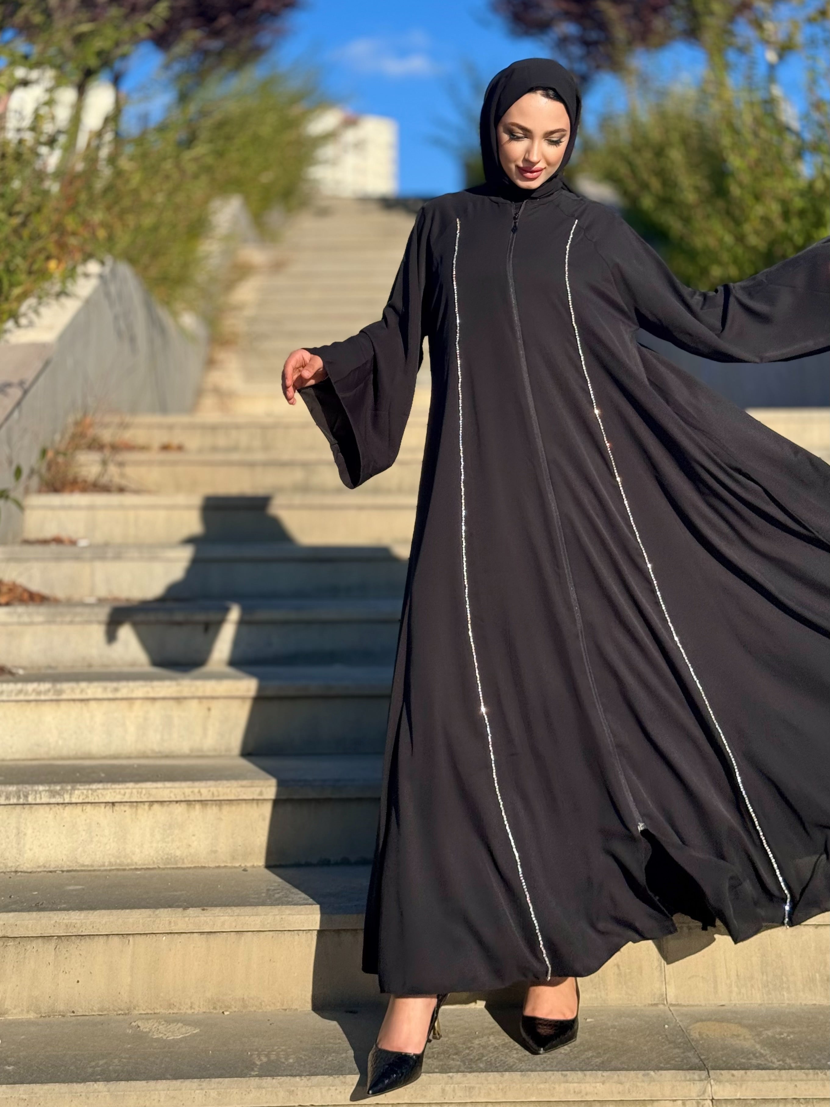 Önü Swarovski Taşlı Fermuarlı Siyah Abaya