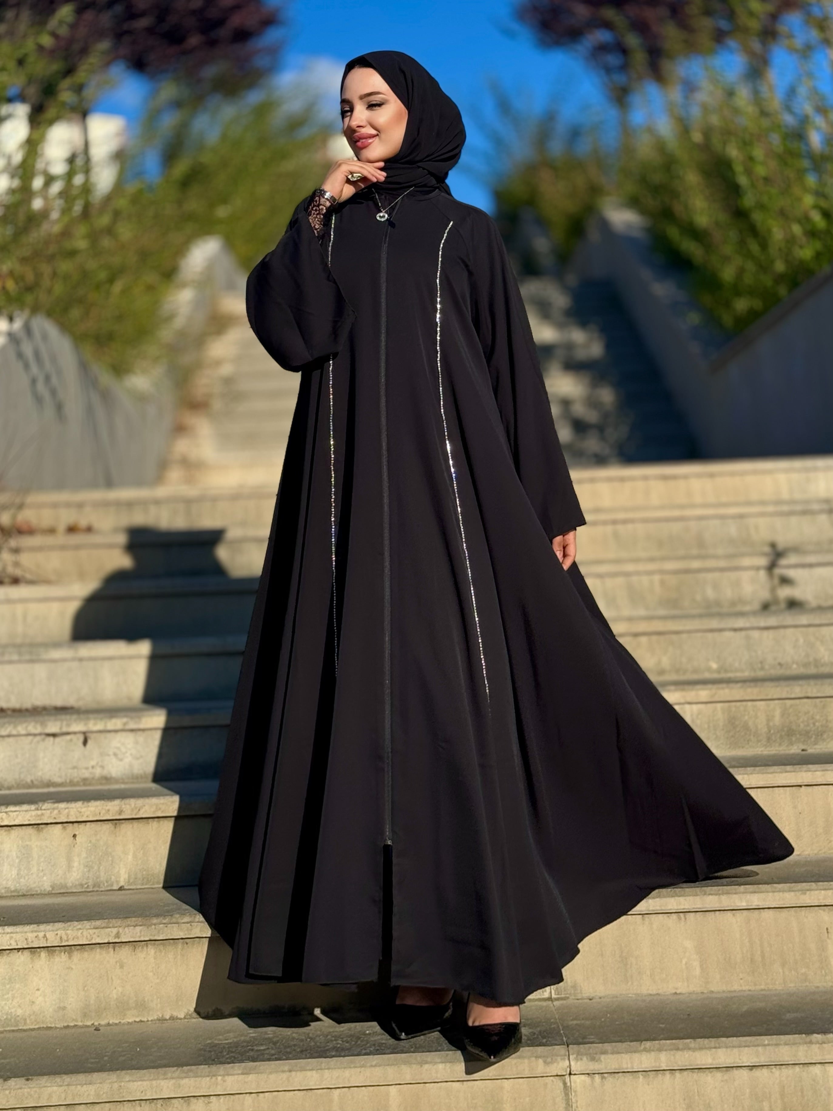 Önü Swarovski Taşlı Fermuarlı Siyah Abaya