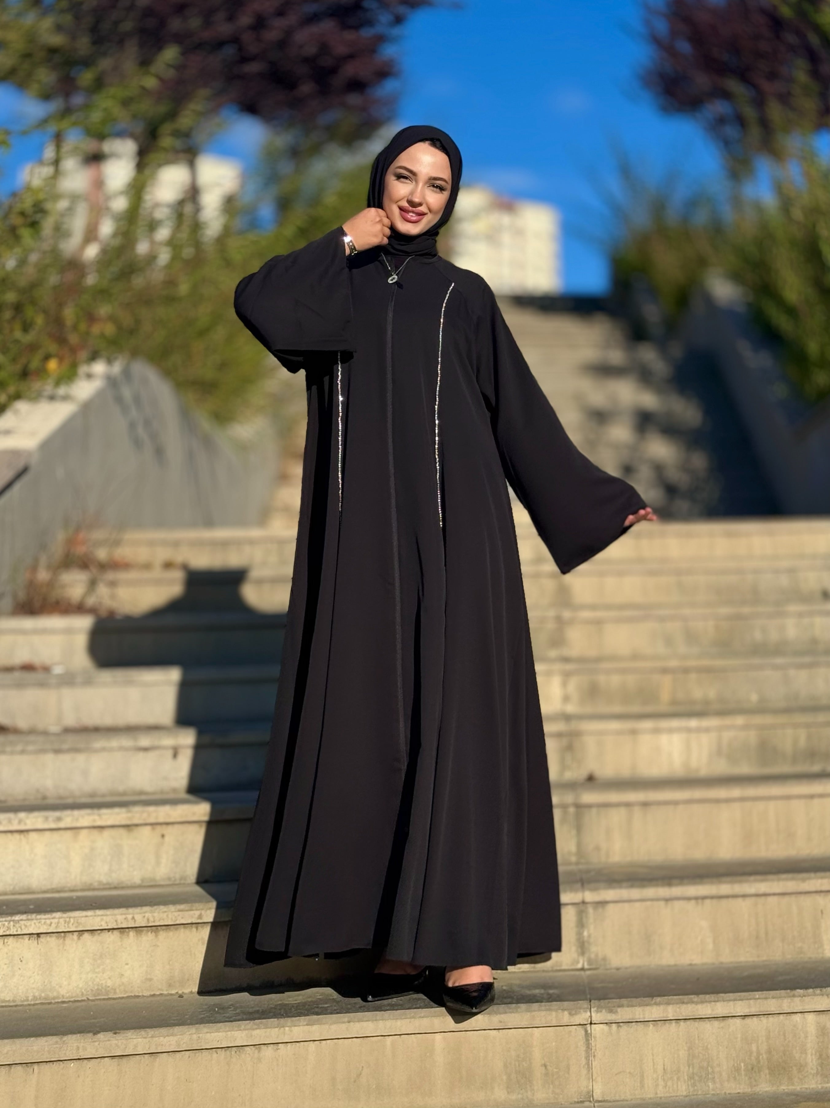 Önü Swarovski Taşlı Fermuarlı Siyah Abaya