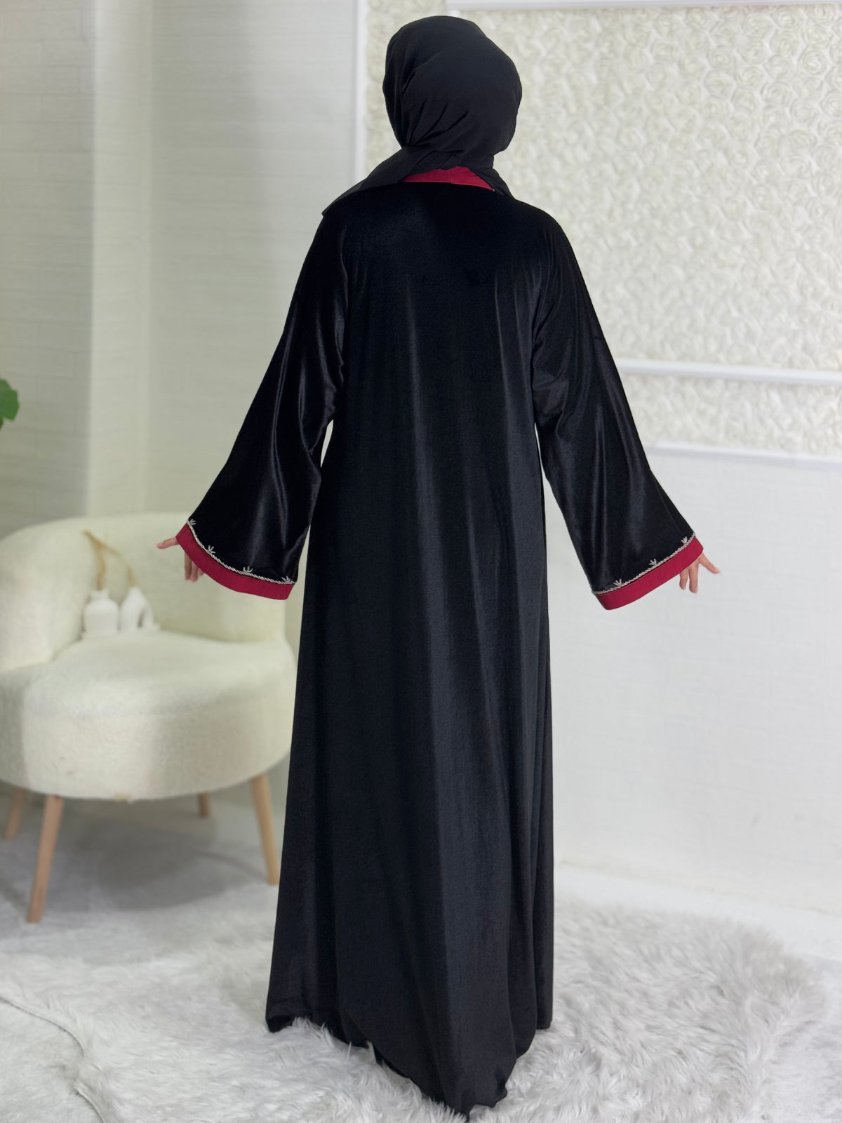 عباية مخملية بياقة مع تطريز أحجار سواروفسكي M83 B Velvet