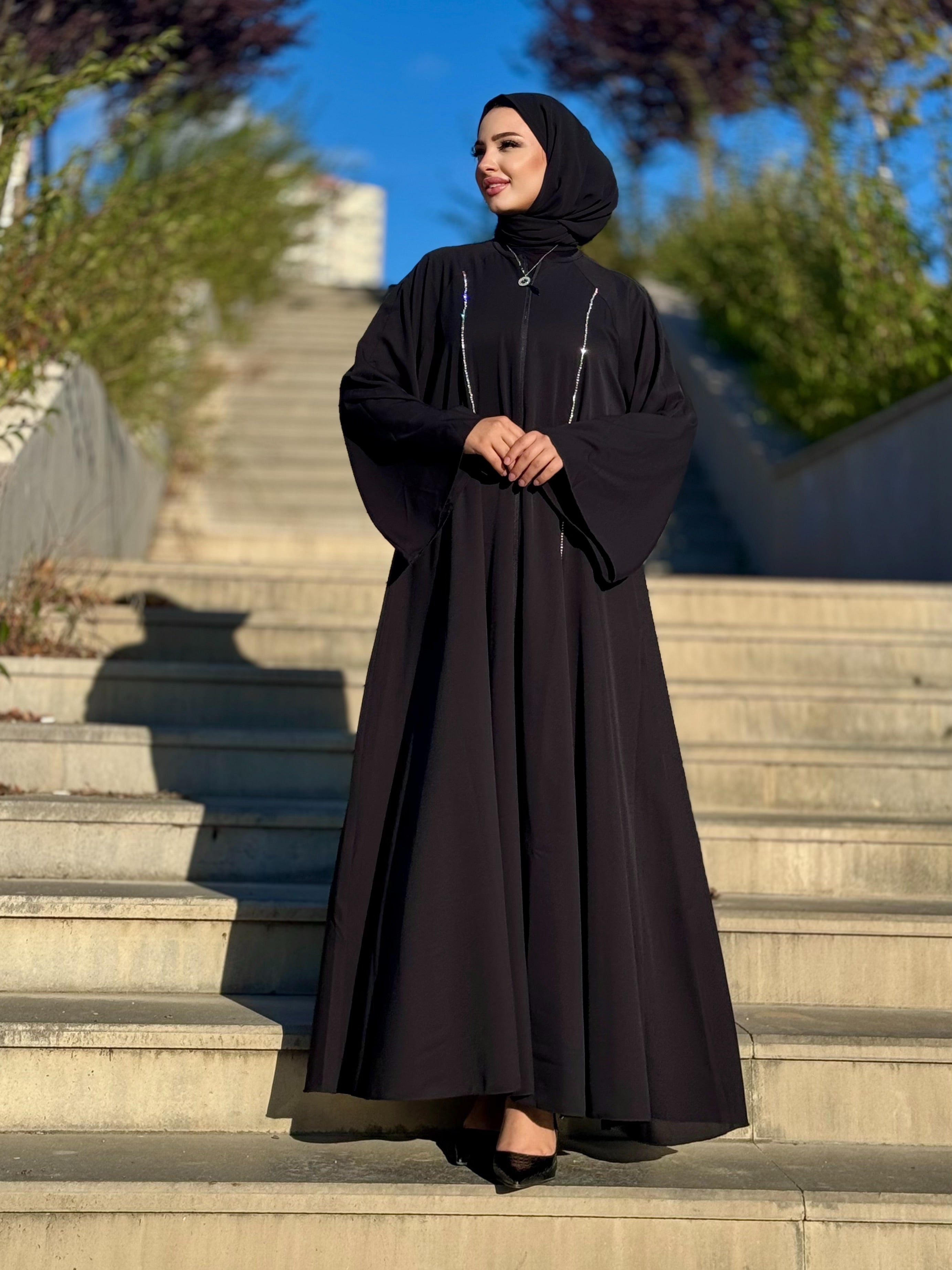 Önü Swarovski Taşlı Fermuarlı Siyah Abaya