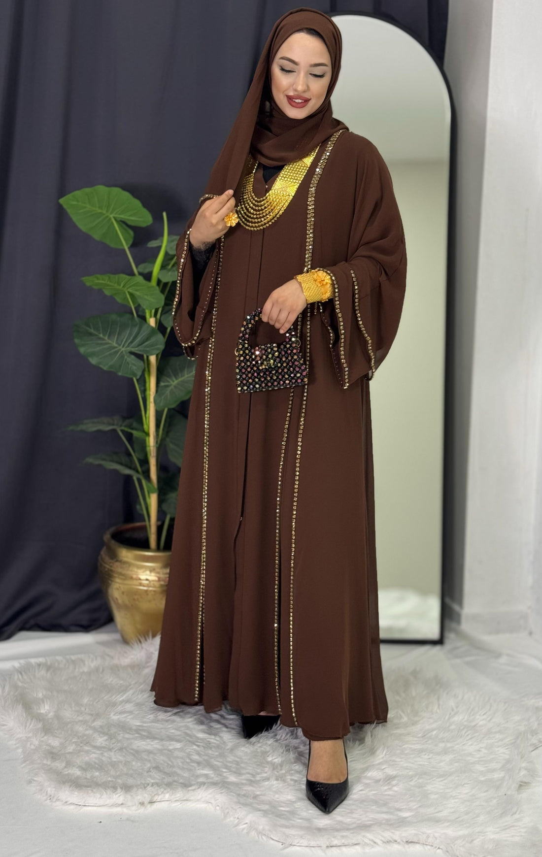 عباية شيفون بنية اللون مع أحجار ذهبية وفتحة أمامية