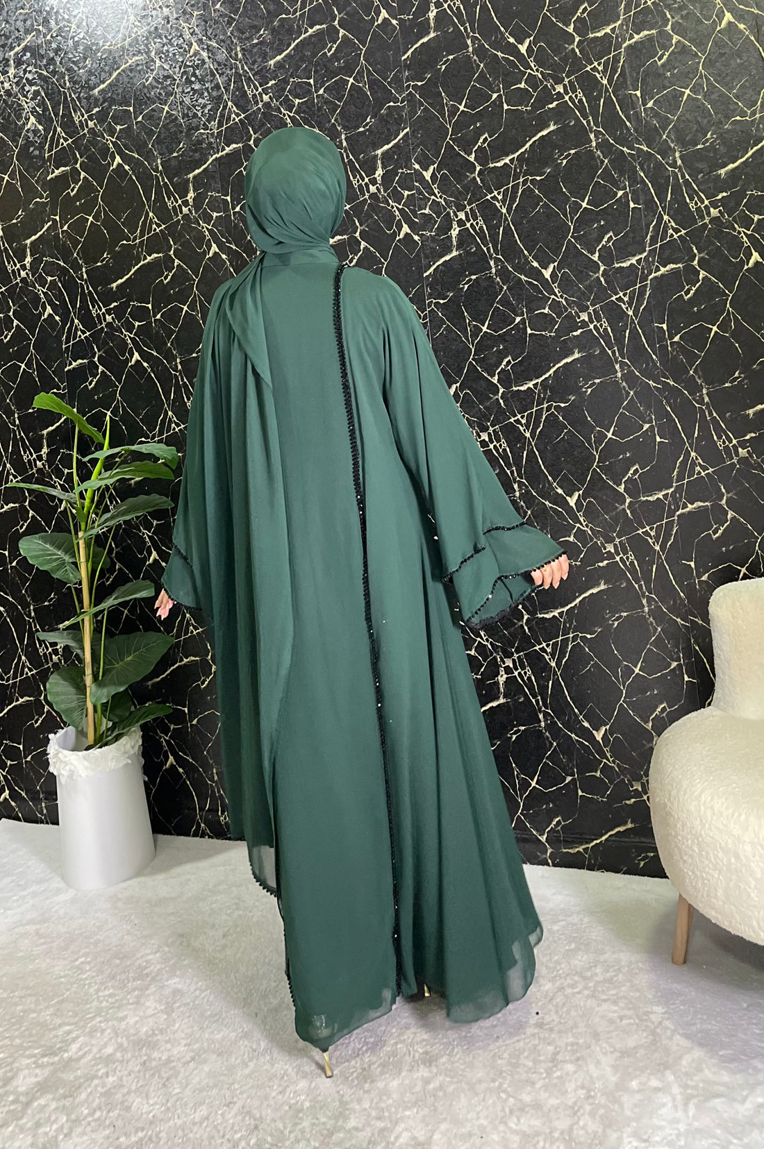 Önü Yırtmaçlı Siyah Boncuklu Yeşil Abaya