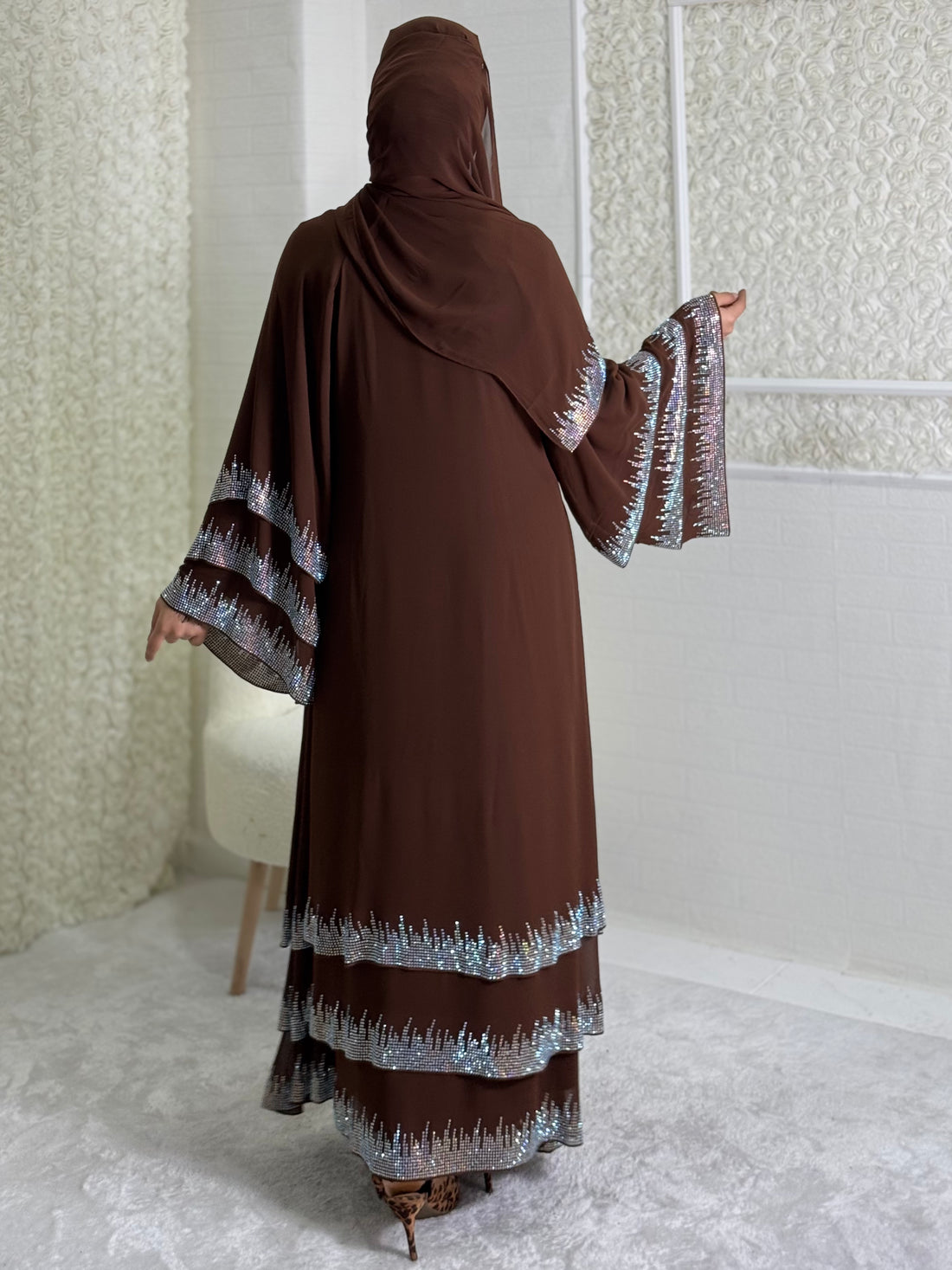 عباية بنية بثلاث طبقات مزينة بأحجار سواروفسكي