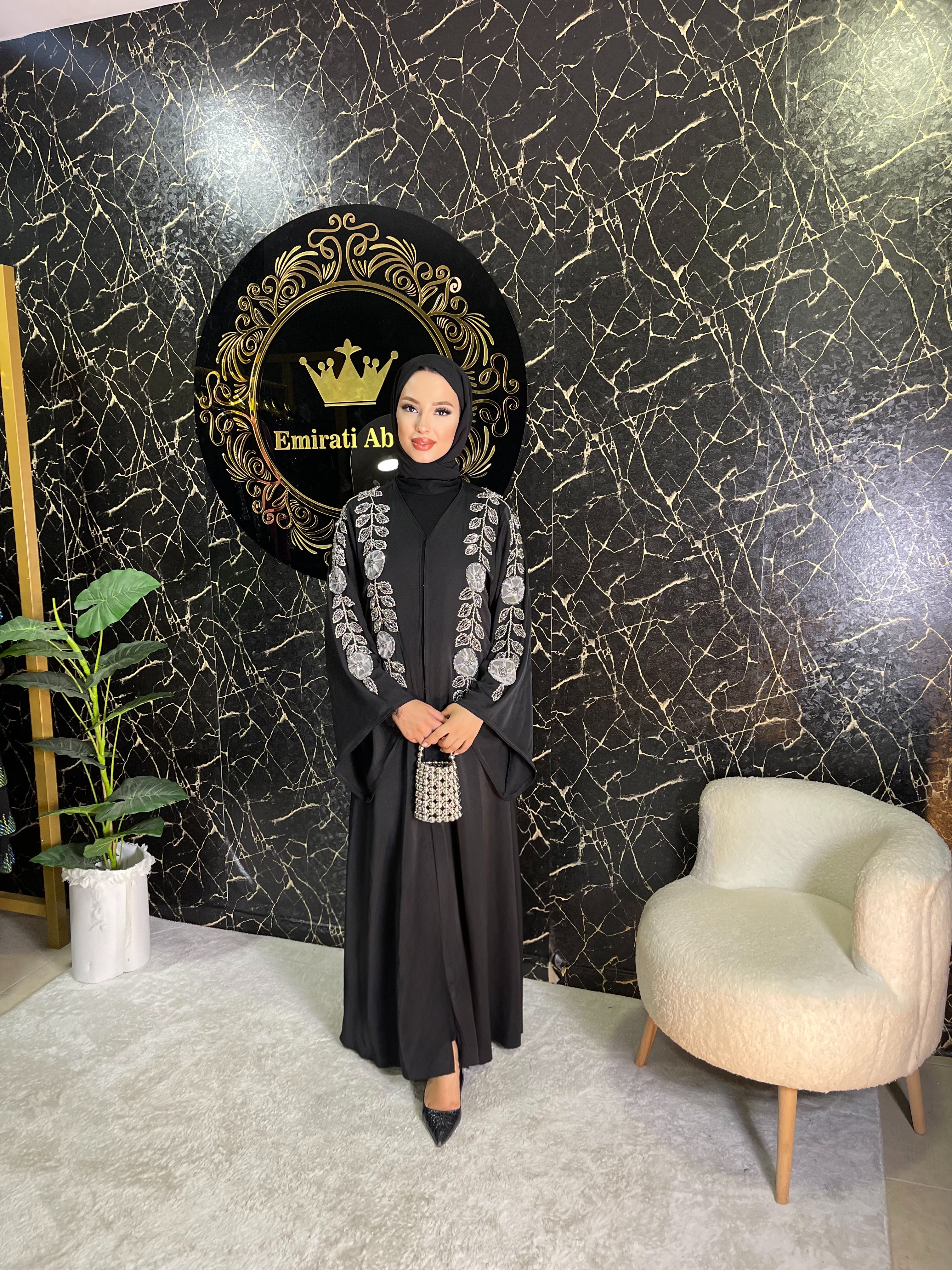 Beyaz Çiçek El İşlemeli Dubai İpek Abaya