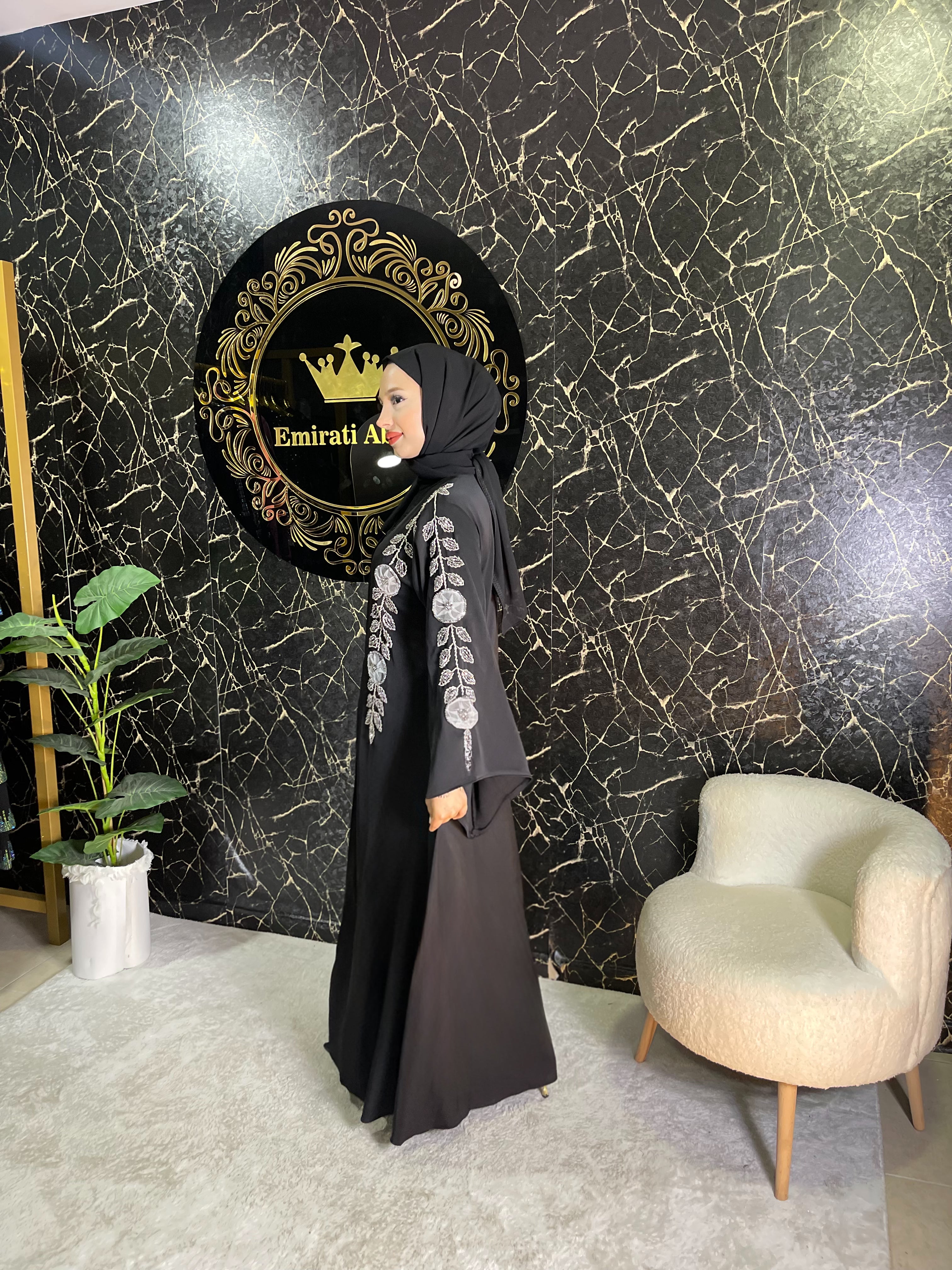 Beyaz Çiçek El İşlemeli Dubai İpek Abaya