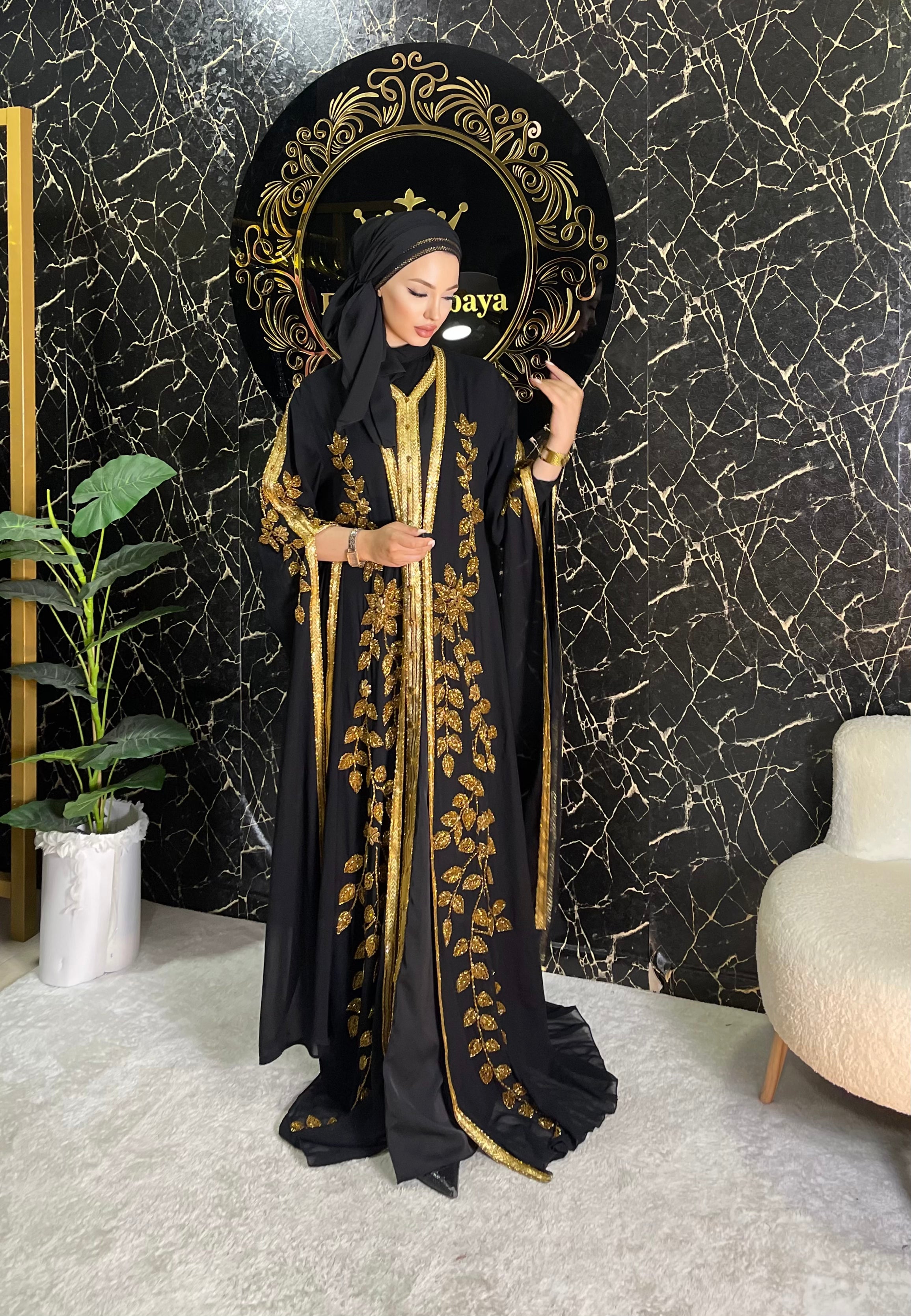 El İşlemeli Gold Yaprak Detaylı Uzun Kollu Abaya