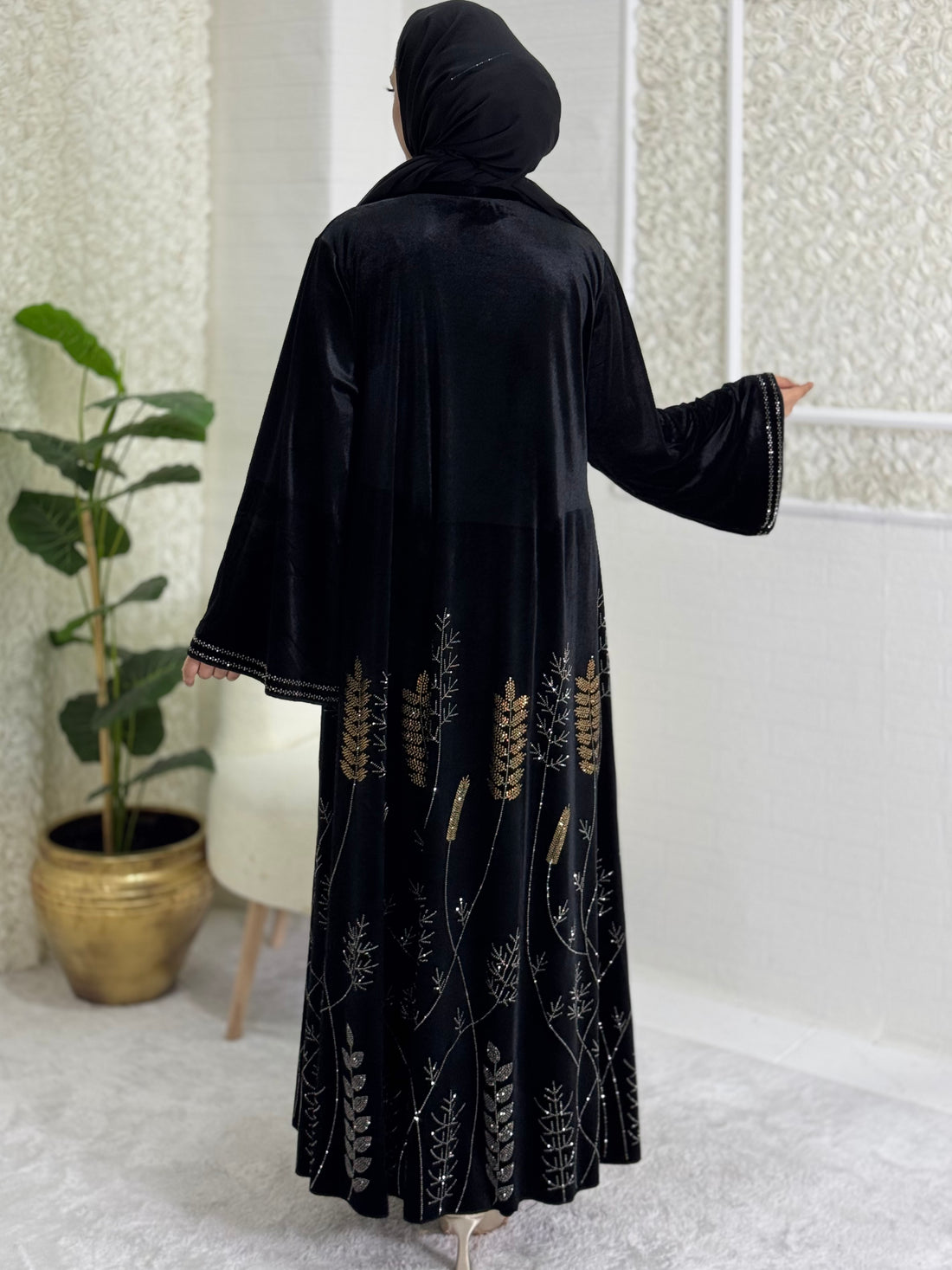 عباية مخملية مع تنورة مزينة بالزهور والأحجار