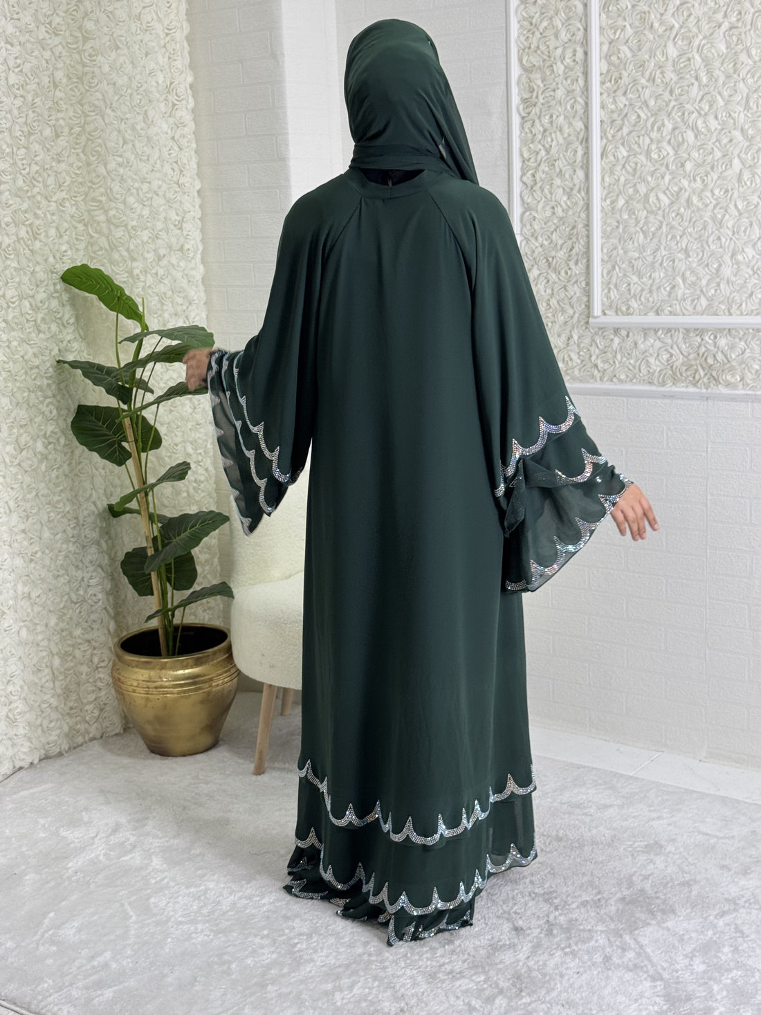 عباية خضراء مرصعة بأحجار سواروفسكي على أطراف التنورة