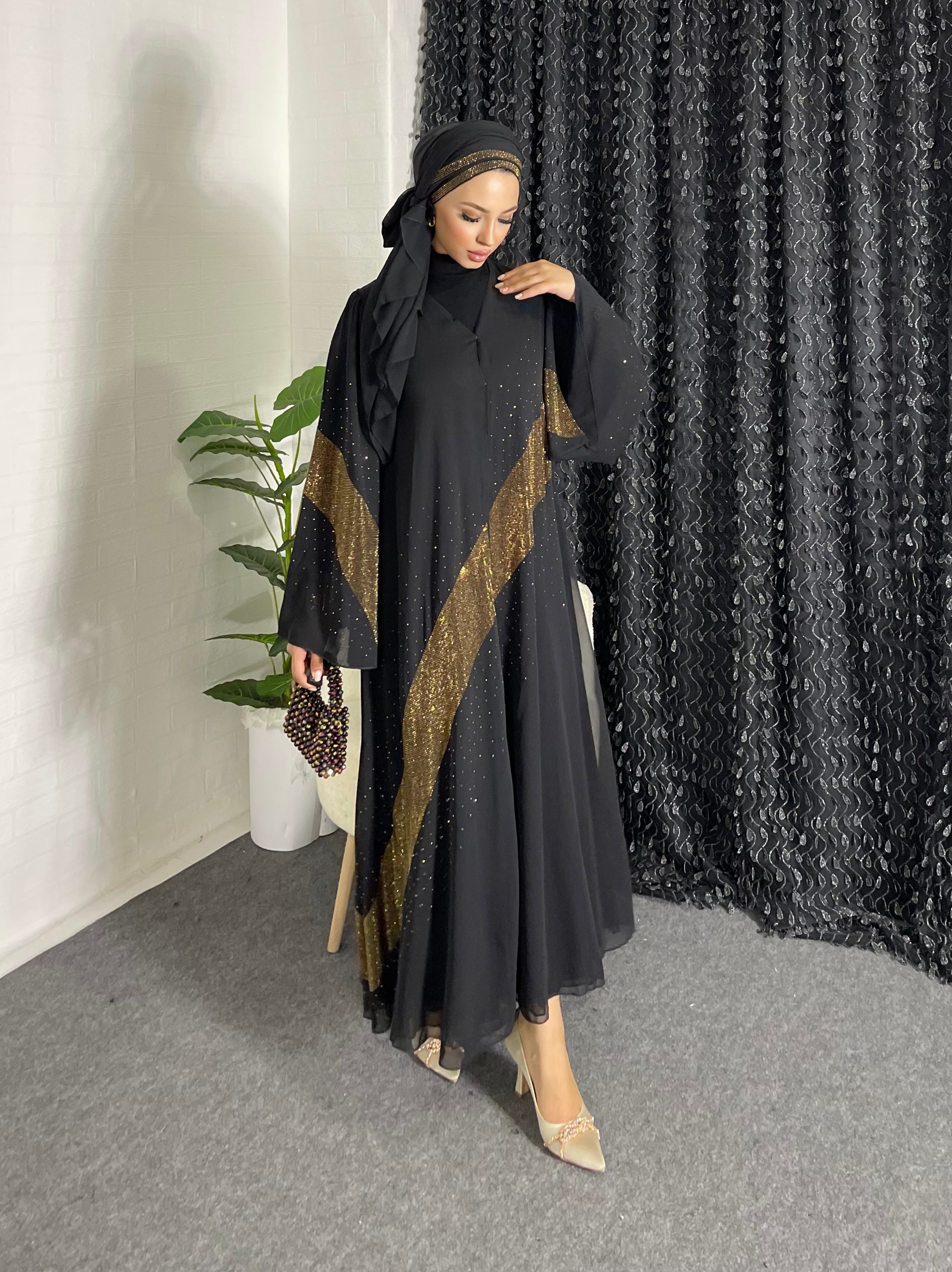 Çapraz Gold Taş Detaylı Siyah Abaya