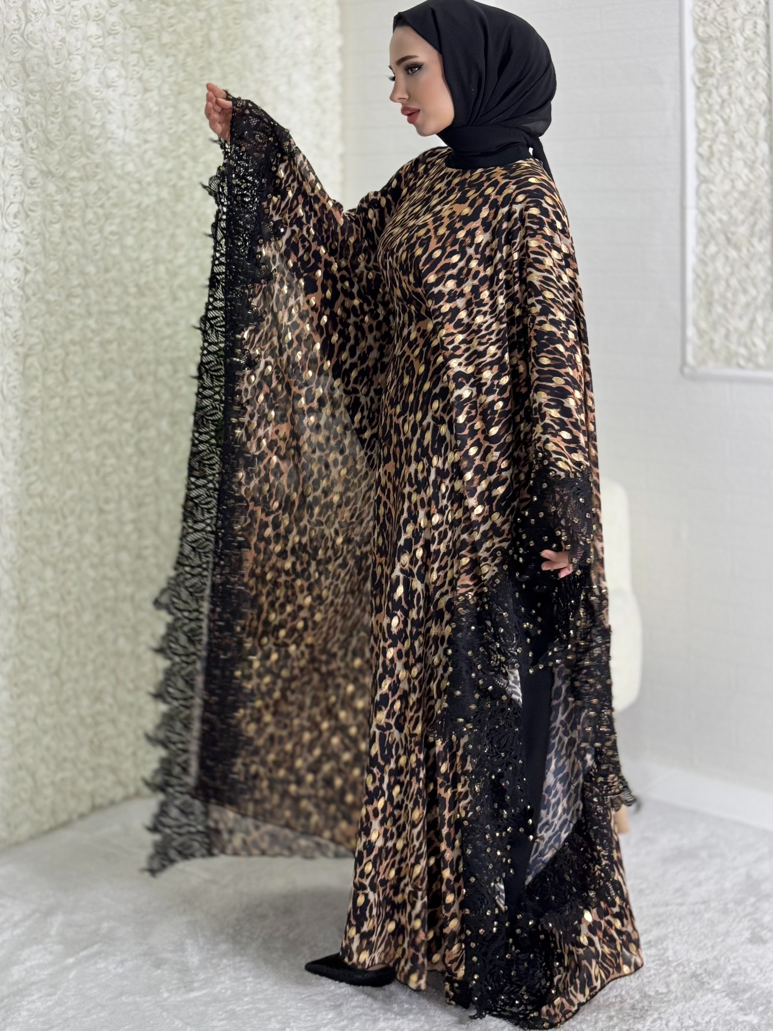 Gold taş ve dantel detaylı leopar abaya