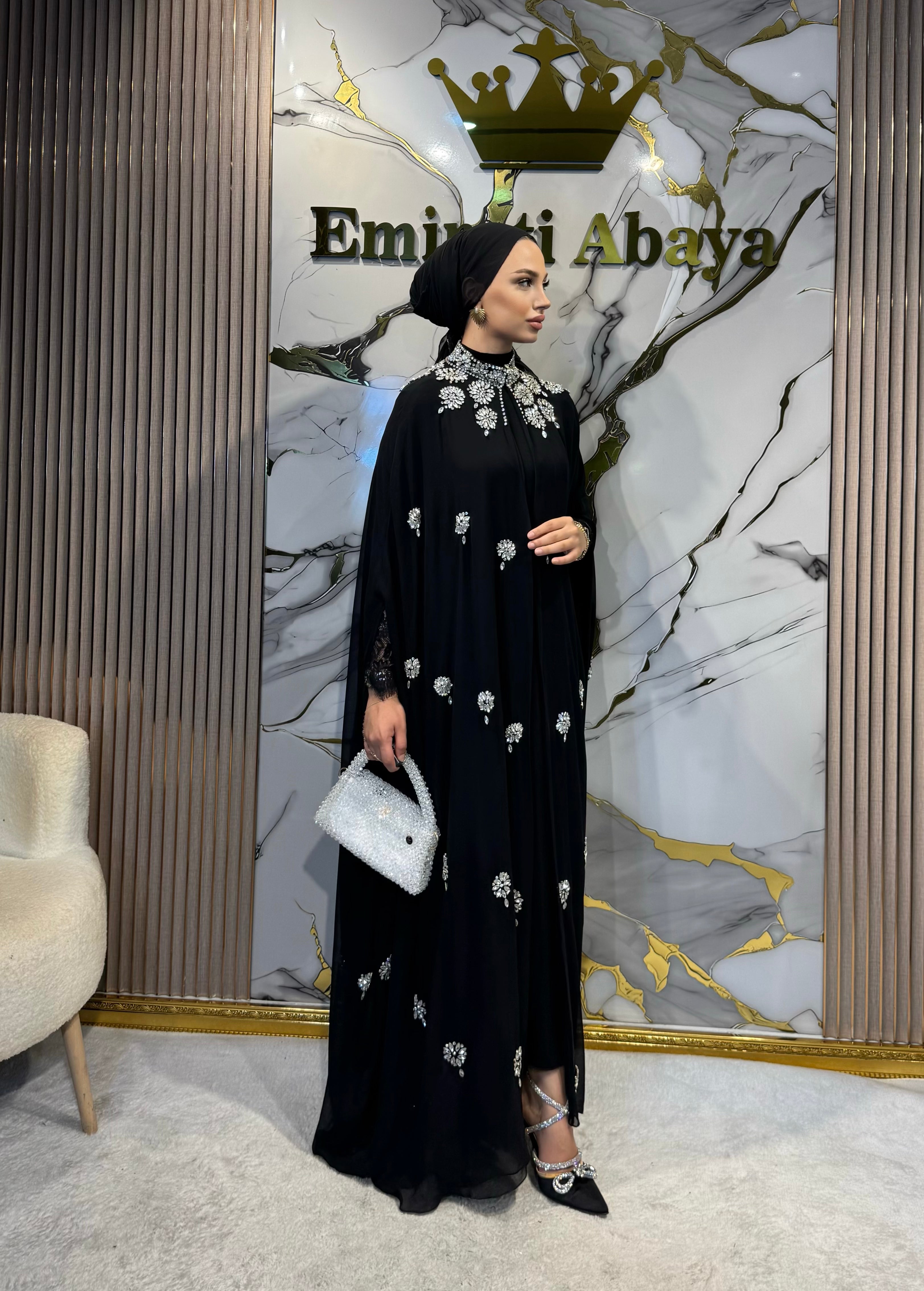Beyaz Taşlı Tamamen El İşlemeli Yaka Detaylı Şifon Abaya