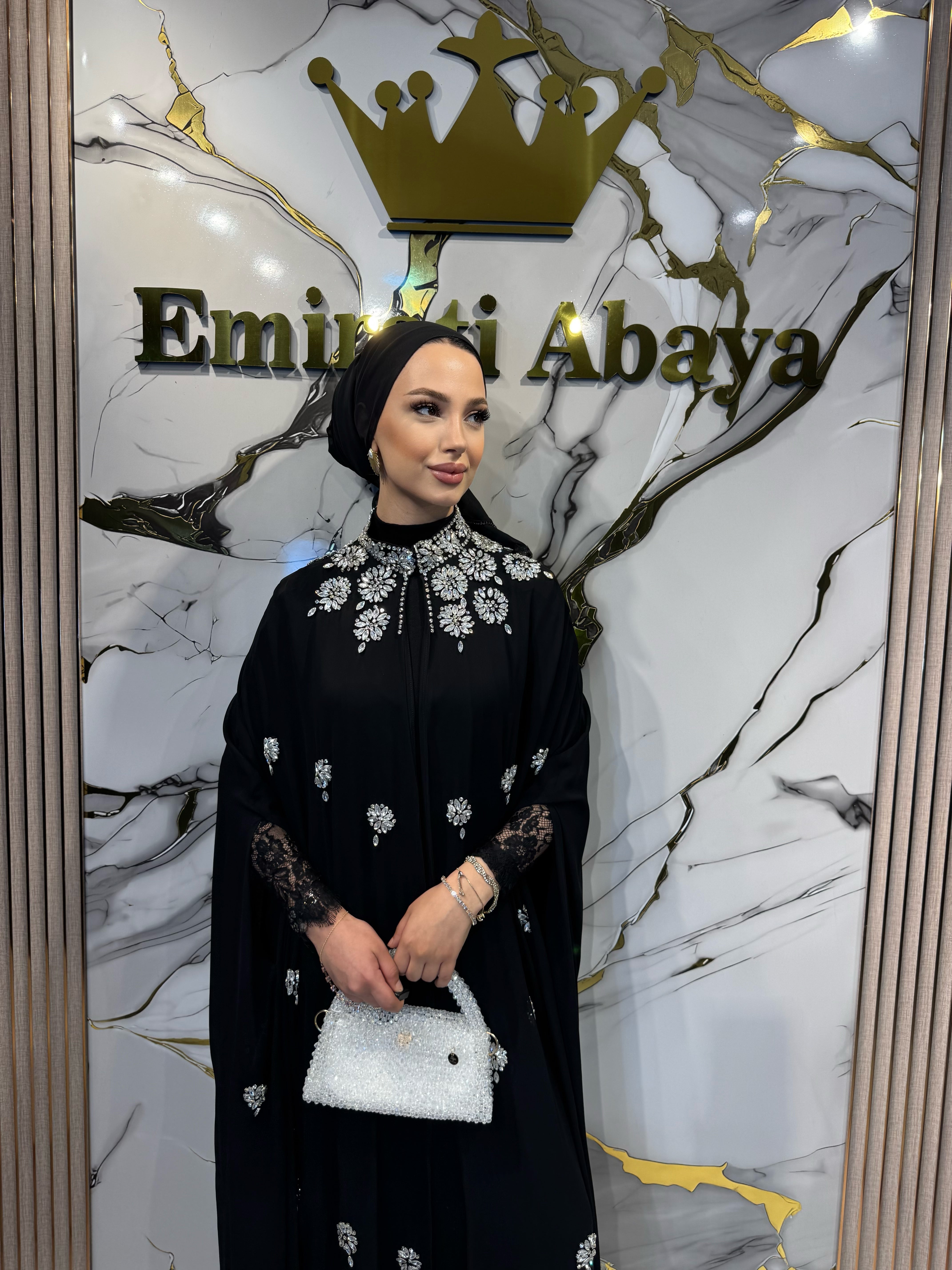 Beyaz Taşlı Tamamen El İşlemeli Yaka Detaylı Şifon Abaya