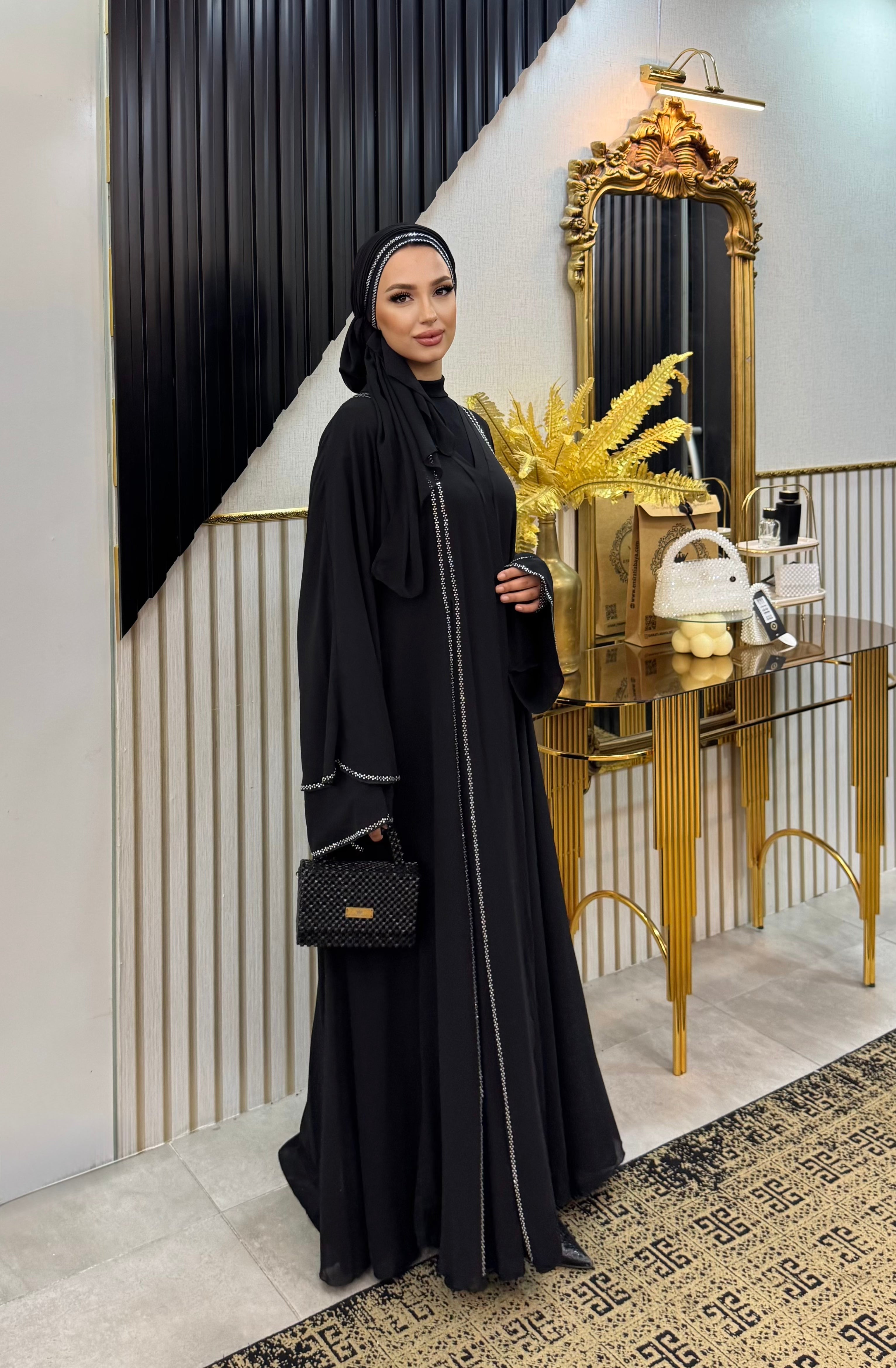 Önü Yırtmaçlı Beyaz Taşlı Siyah Abaya