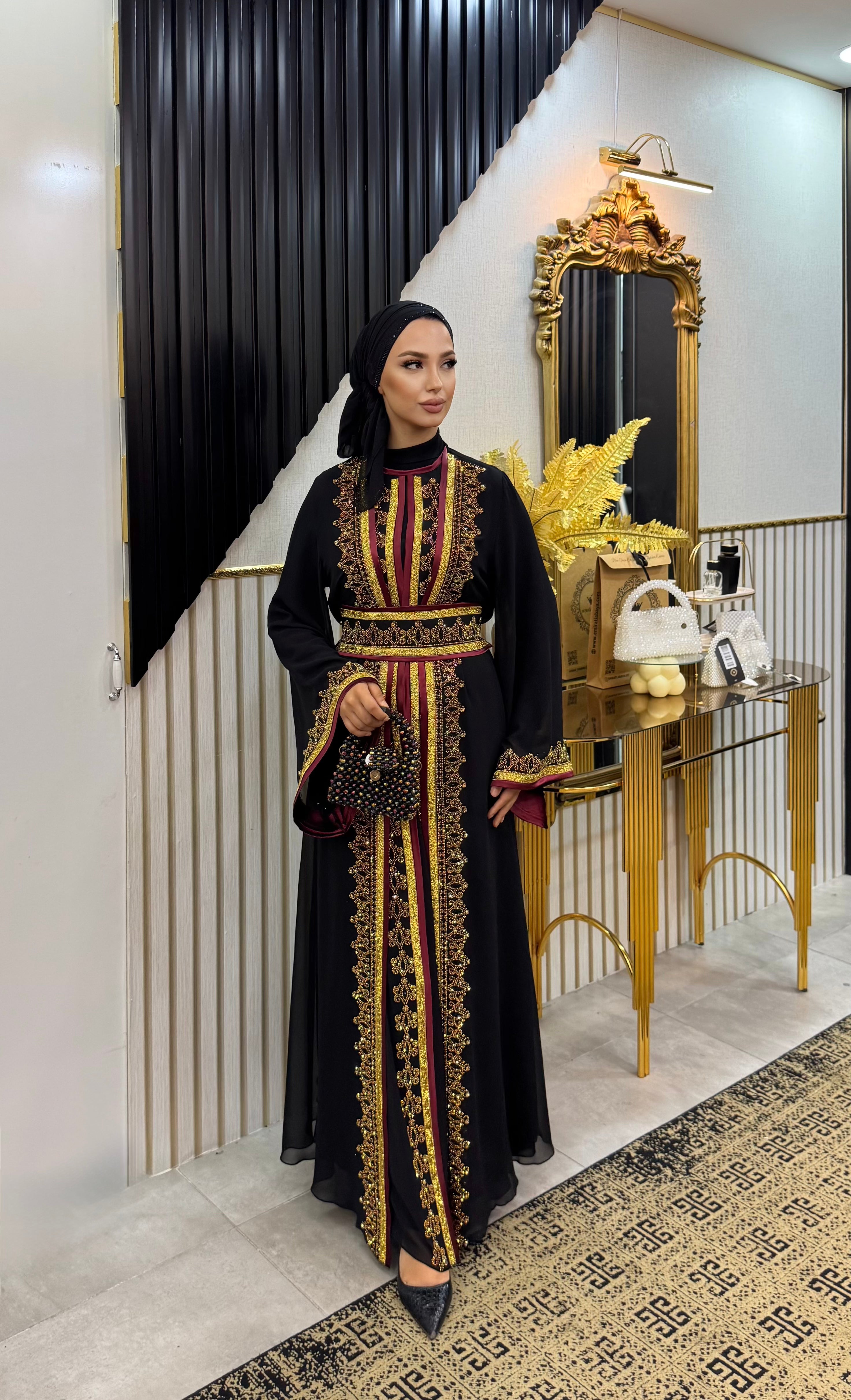 Gold İşlemeli Kırmızı Şeritli Yöresel Şifon Abaya