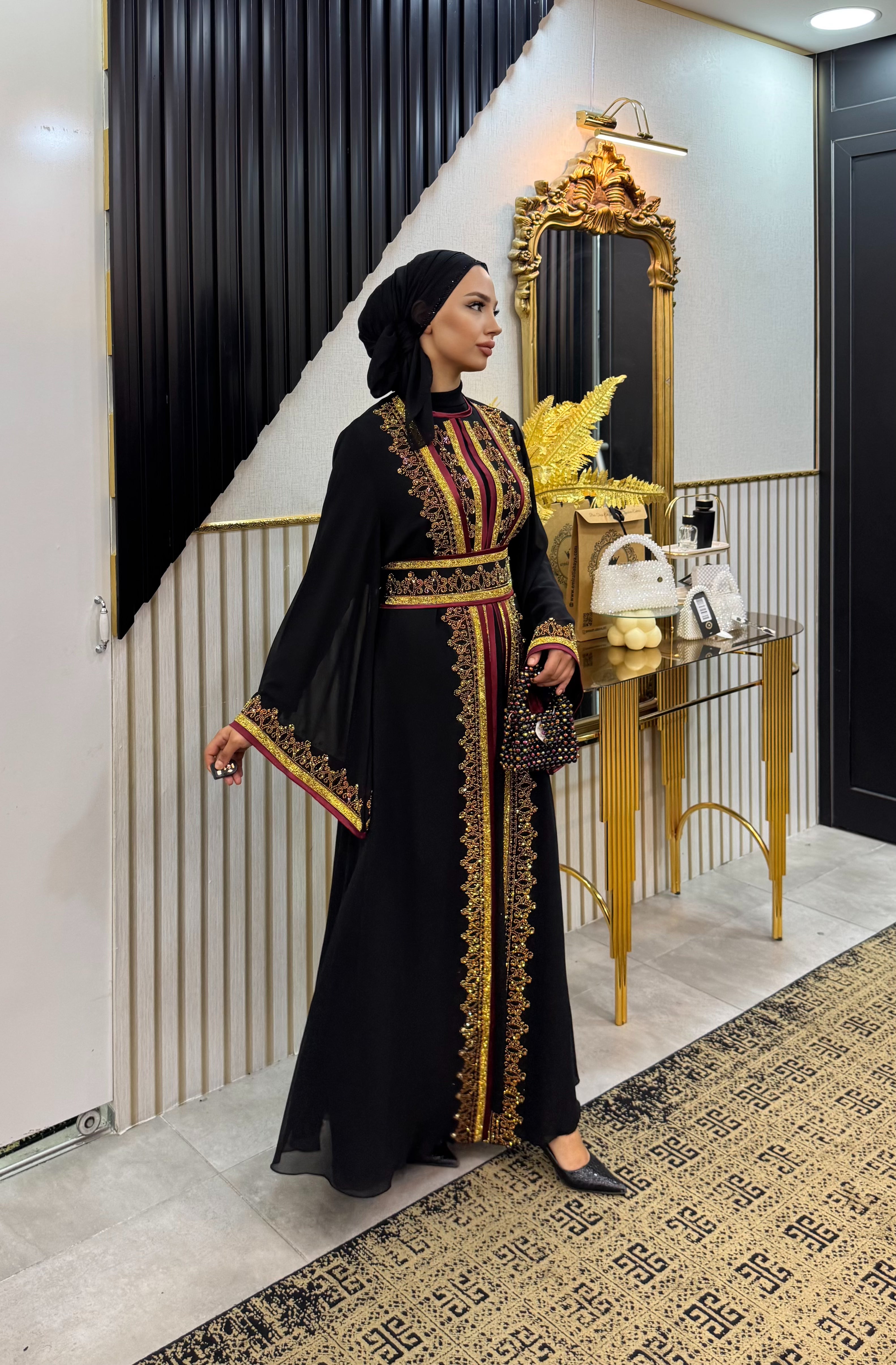Gold İşlemeli Kırmızı Şeritli Yöresel Şifon Abaya