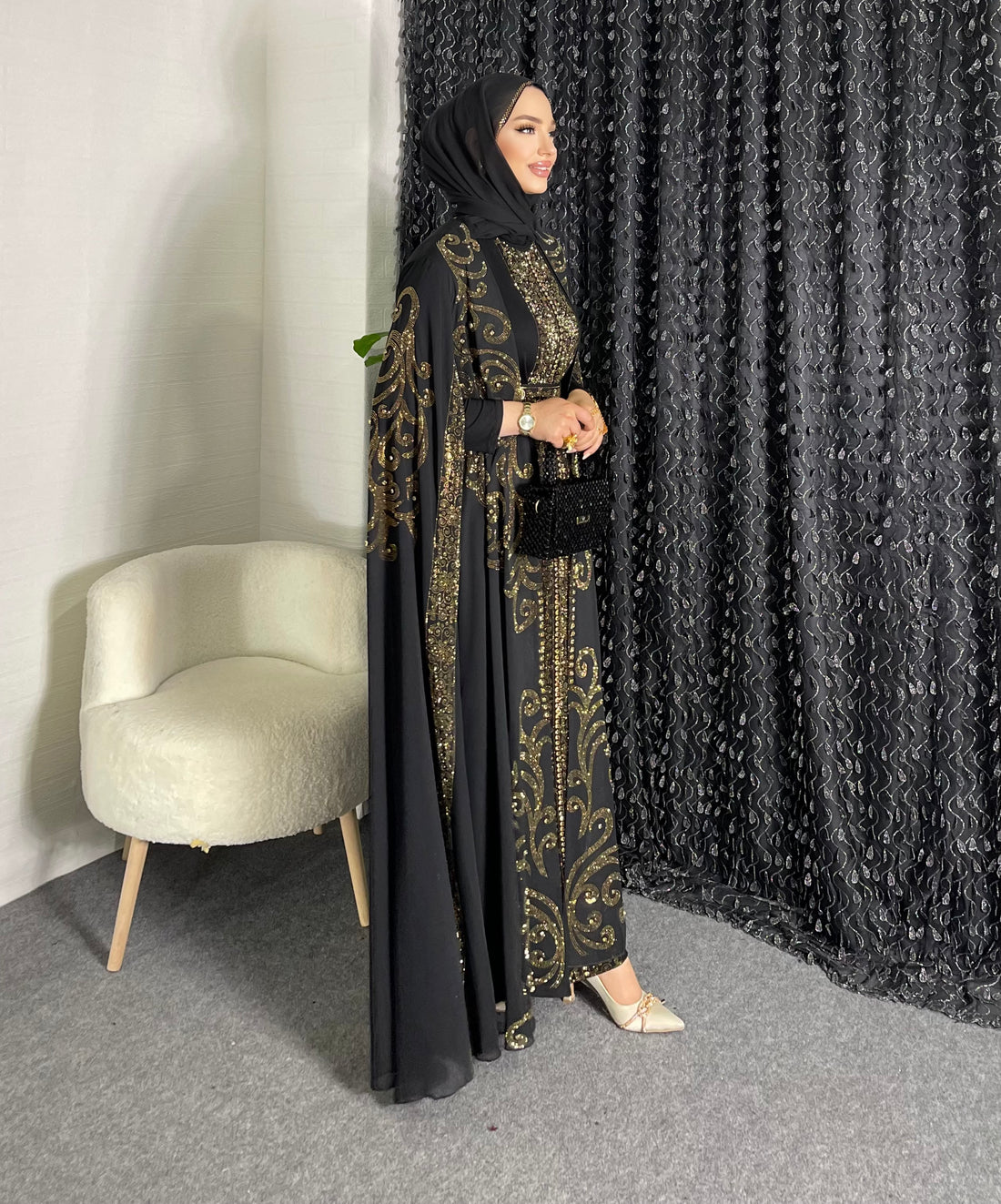 عباية شيفون بأكمام طويلة مزينة بأحجار سوداء وذهبية