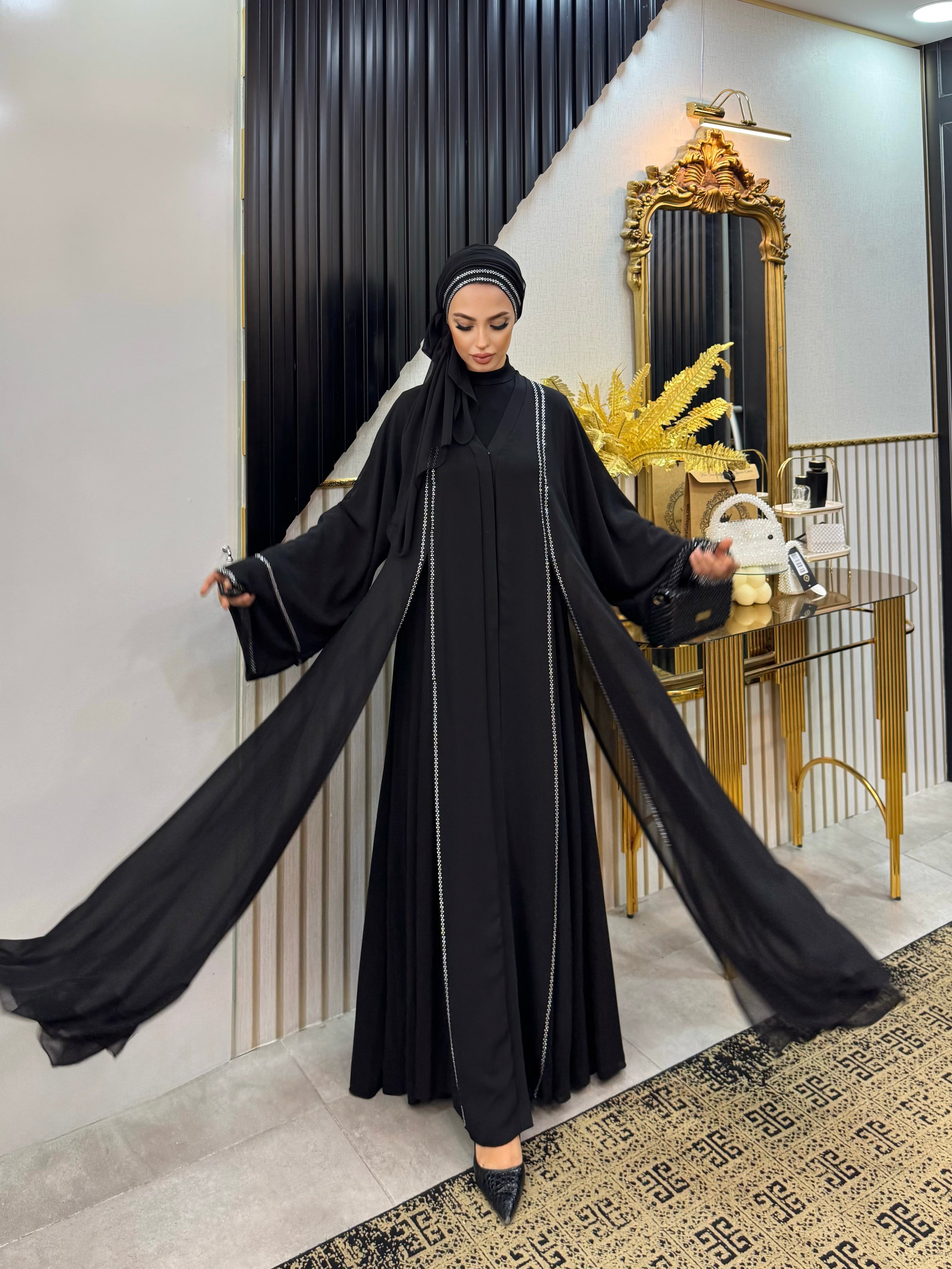 Önü Yırtmaçlı Beyaz Taşlı Siyah Abaya