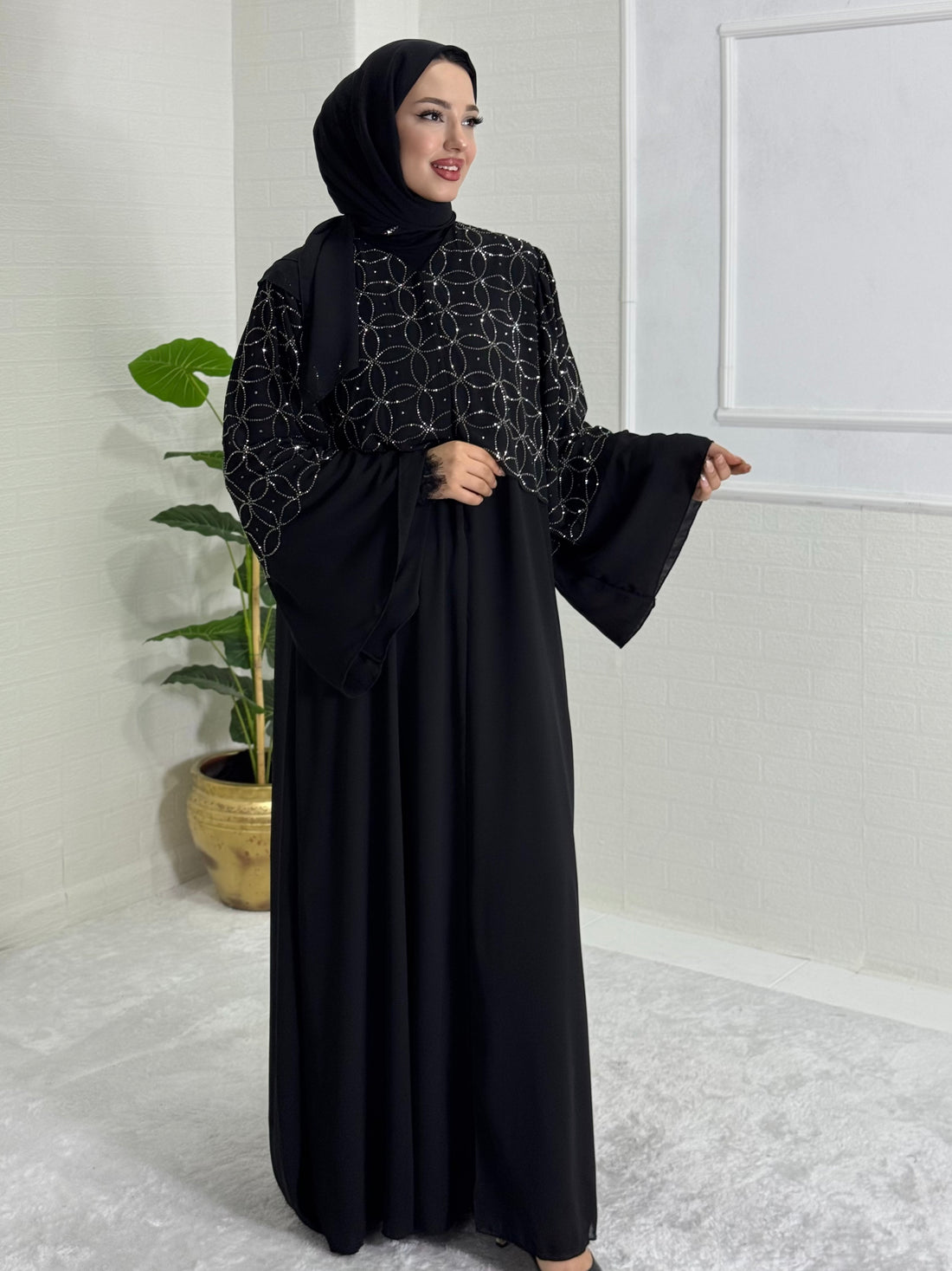 Üst Kısmı Taşlı Siyah Abaya
