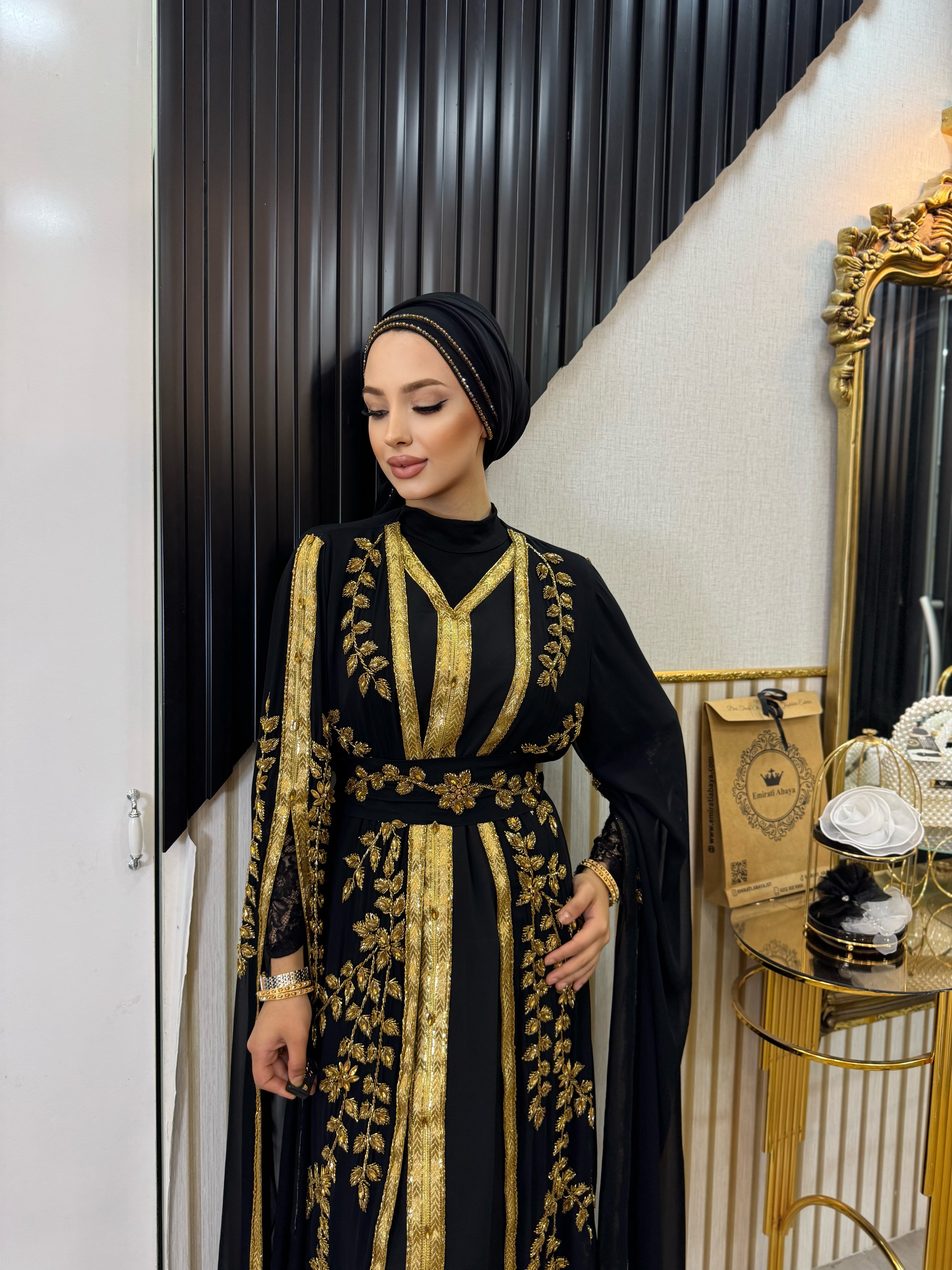 El İşlemeli Gold Yaprak Detaylı Uzun Kollu Abaya