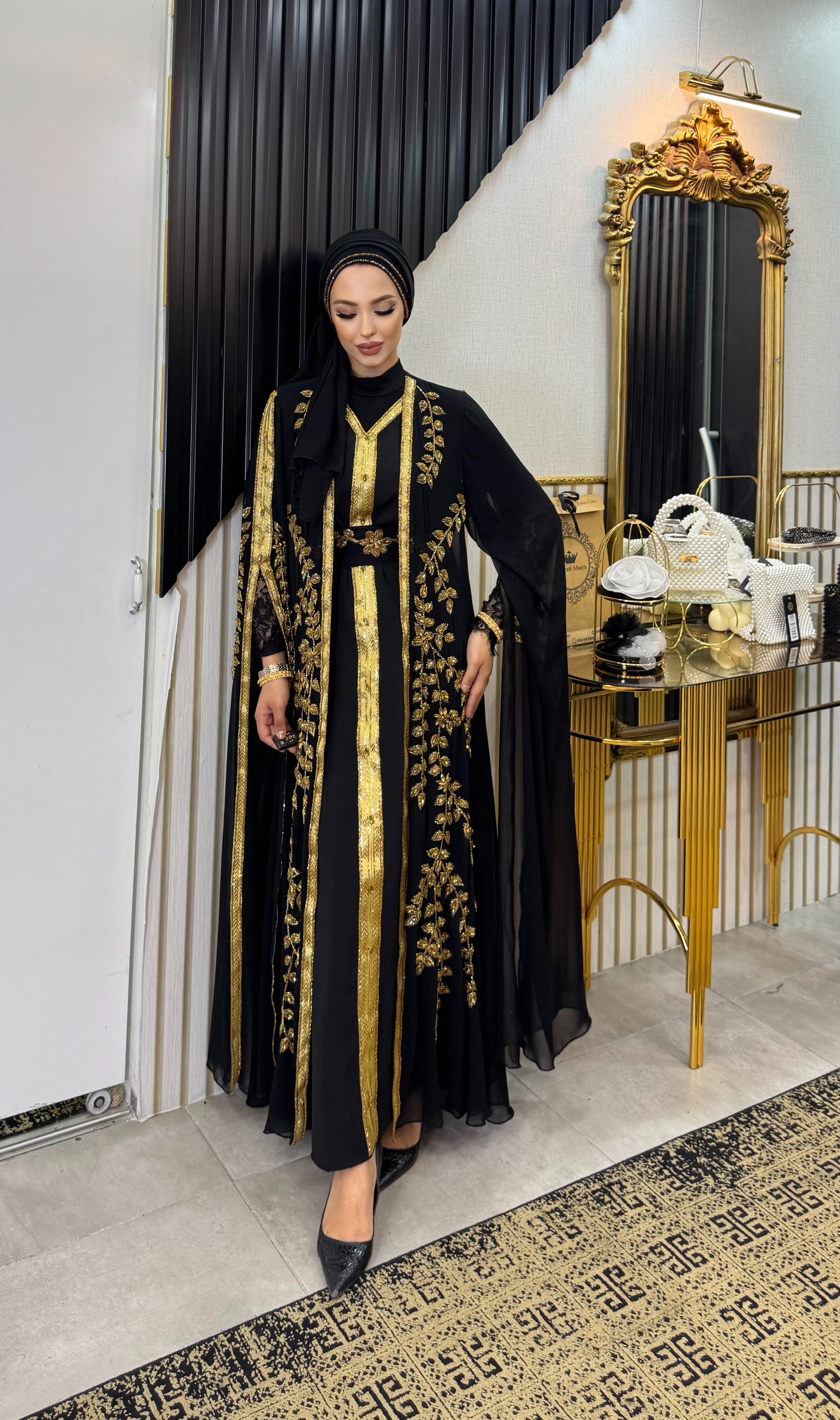 El İşlemeli Gold Yaprak Detaylı Uzun Kollu Abaya