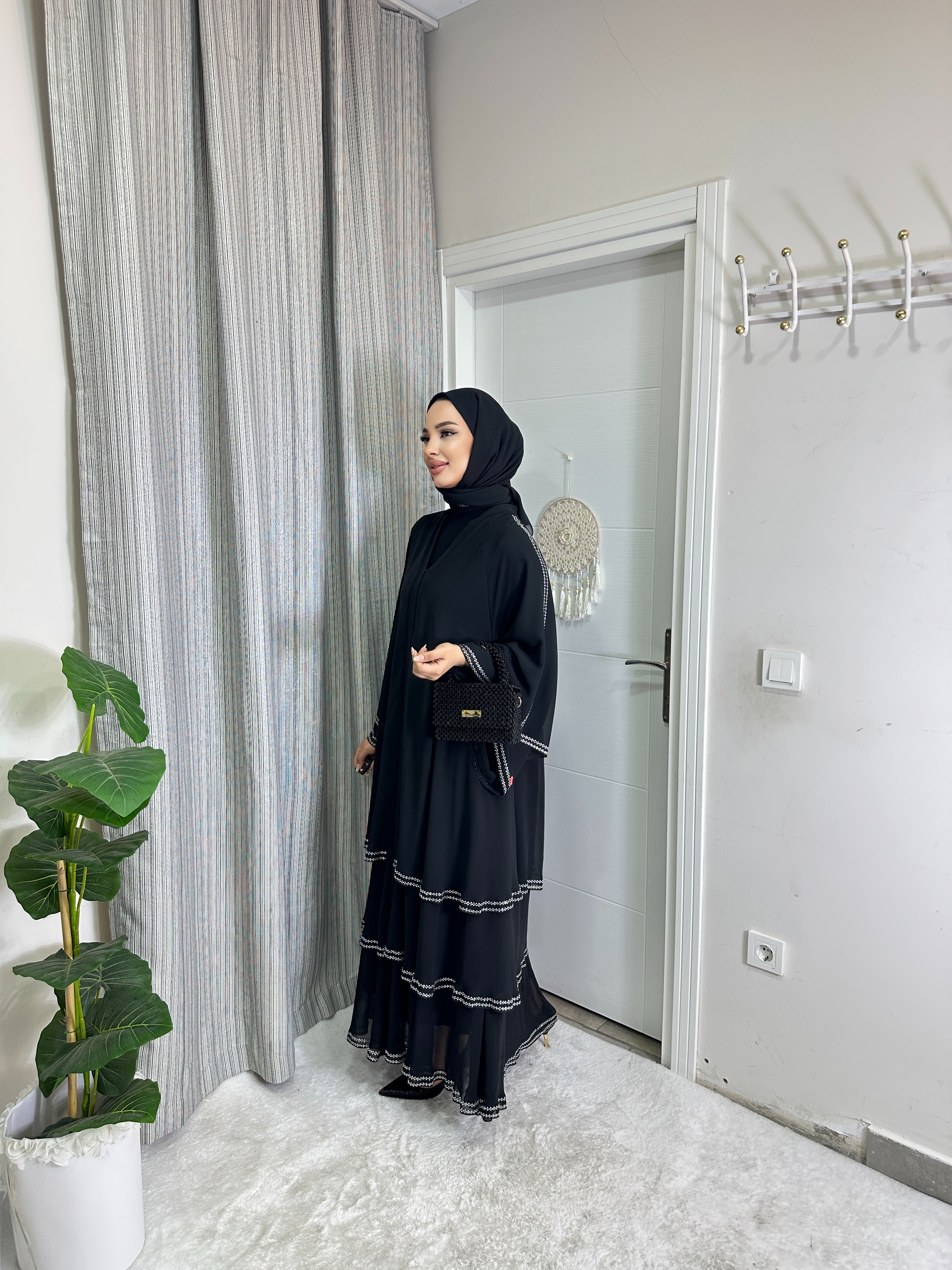 Üç Katlı Siyah Beyaz Taşlı Şifon Abaya