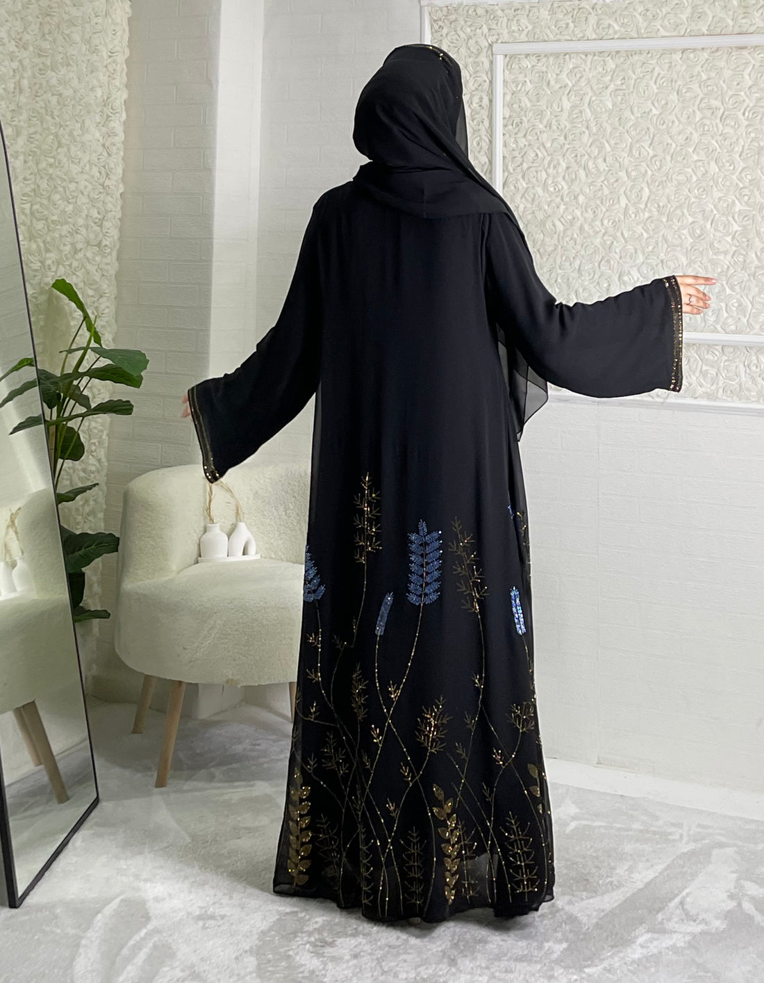 عباية شيفون مع تنورة مزينة بالزهور والأحجار 
