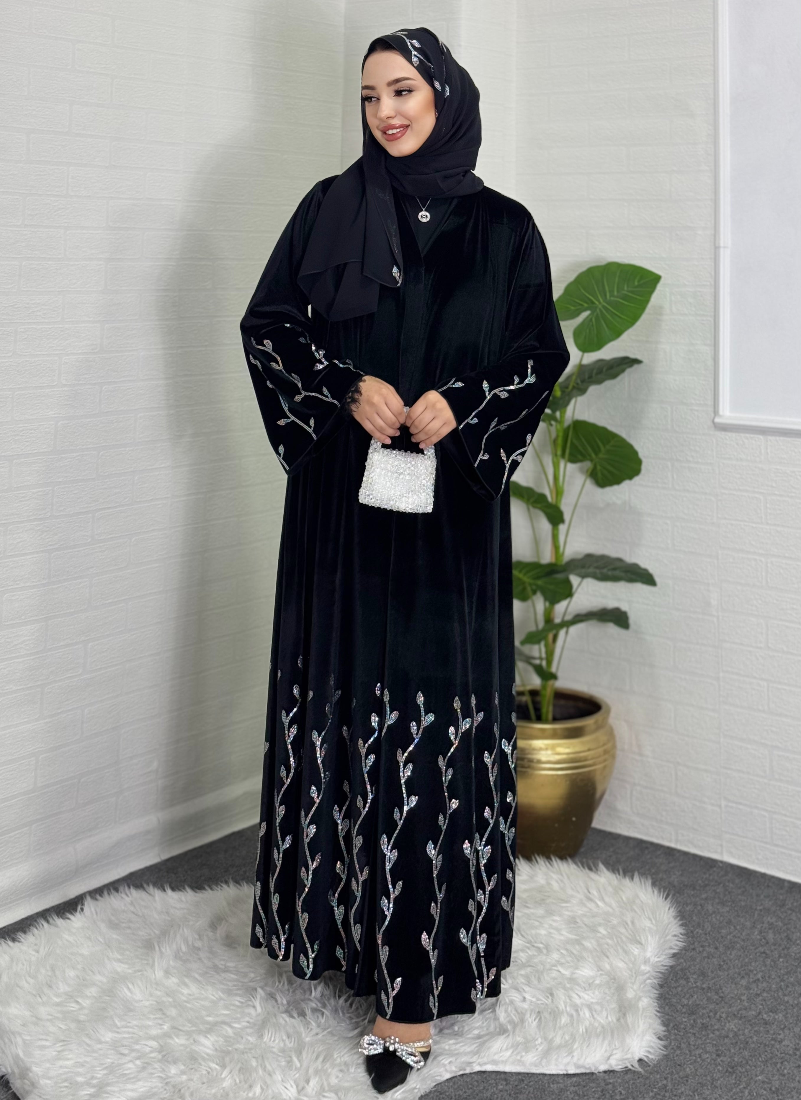 Etekleri Çiçek Desenli Swarovski Taşlı Siyah Kadife Abaya