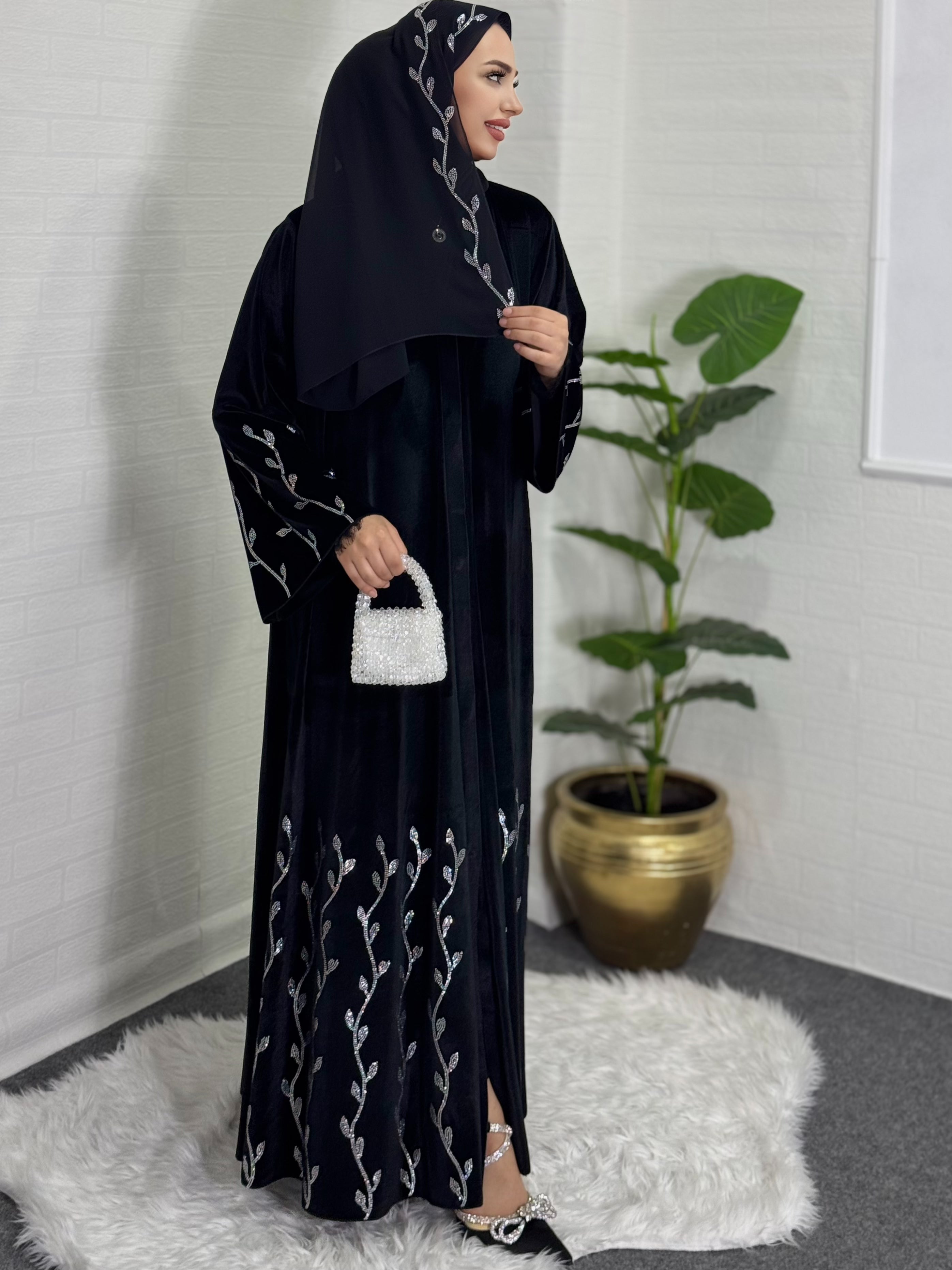 Etekleri Çiçek Desenli Swarovski Taşlı Siyah Kadife Abaya