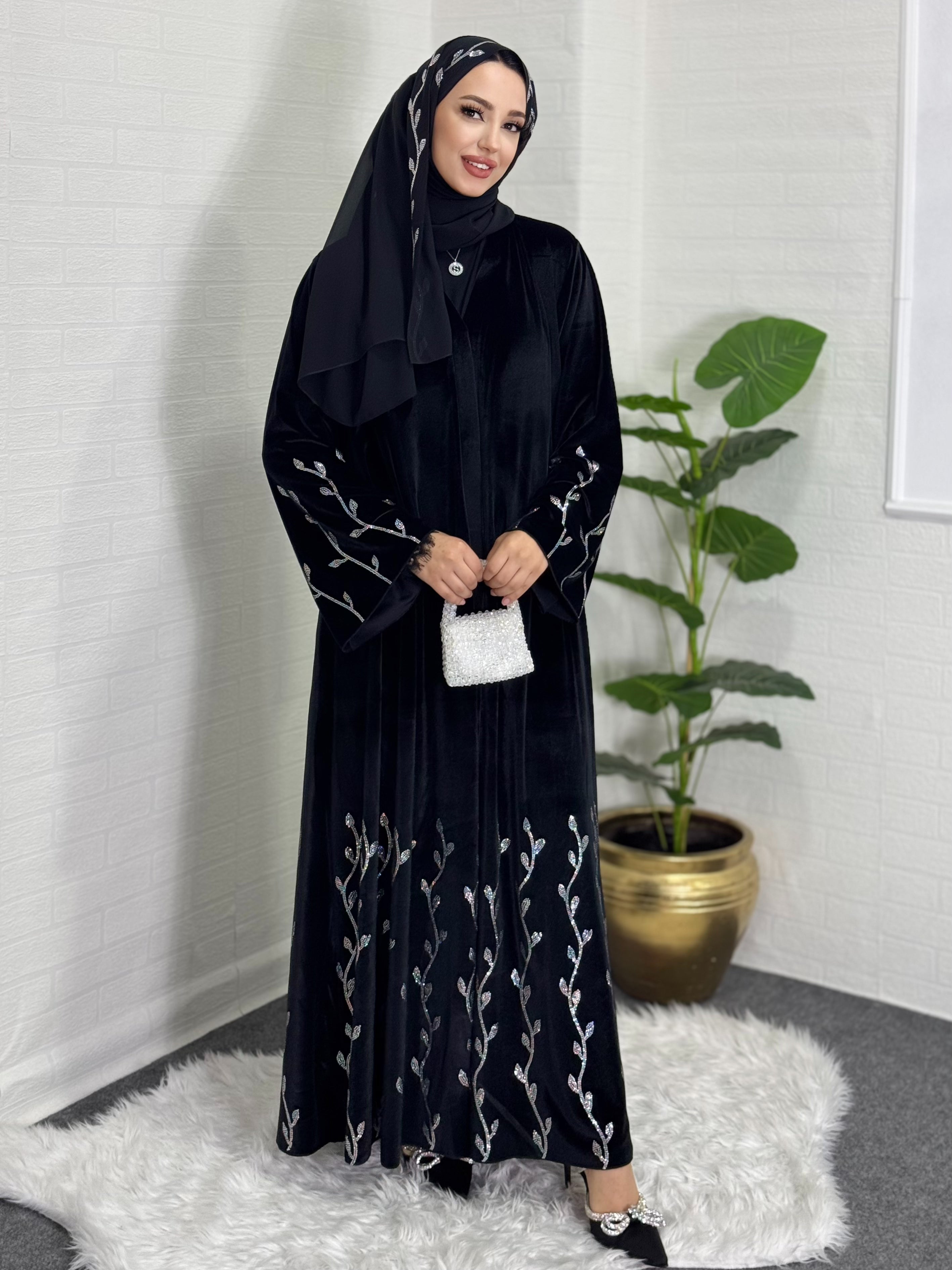 Etekleri Çiçek Desenli Swarovski Taşlı Siyah Kadife Abaya