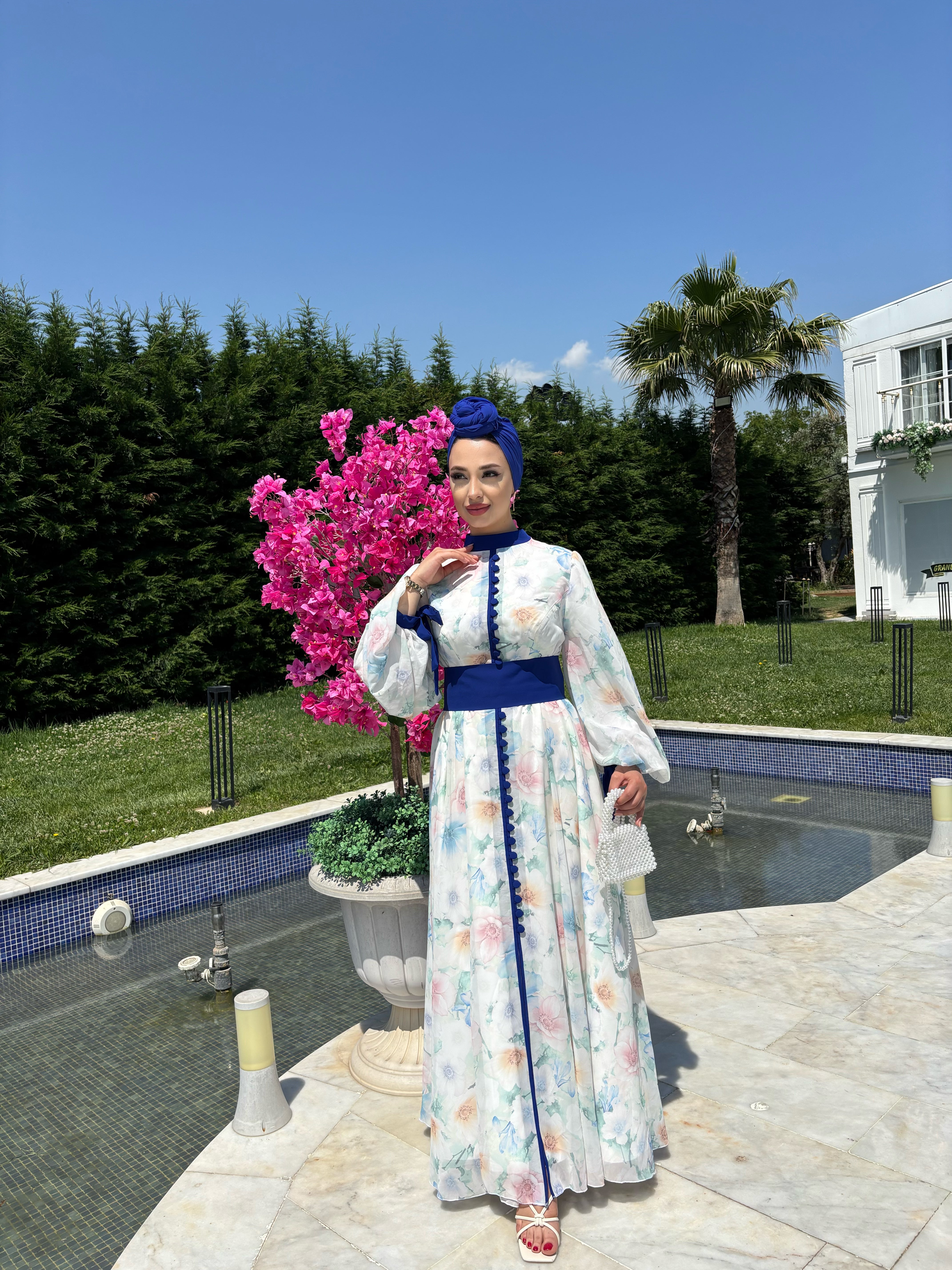 Beyaz Çiçek Baskılı Şifon Abaya Mavi Jupiter Kuşaklı
