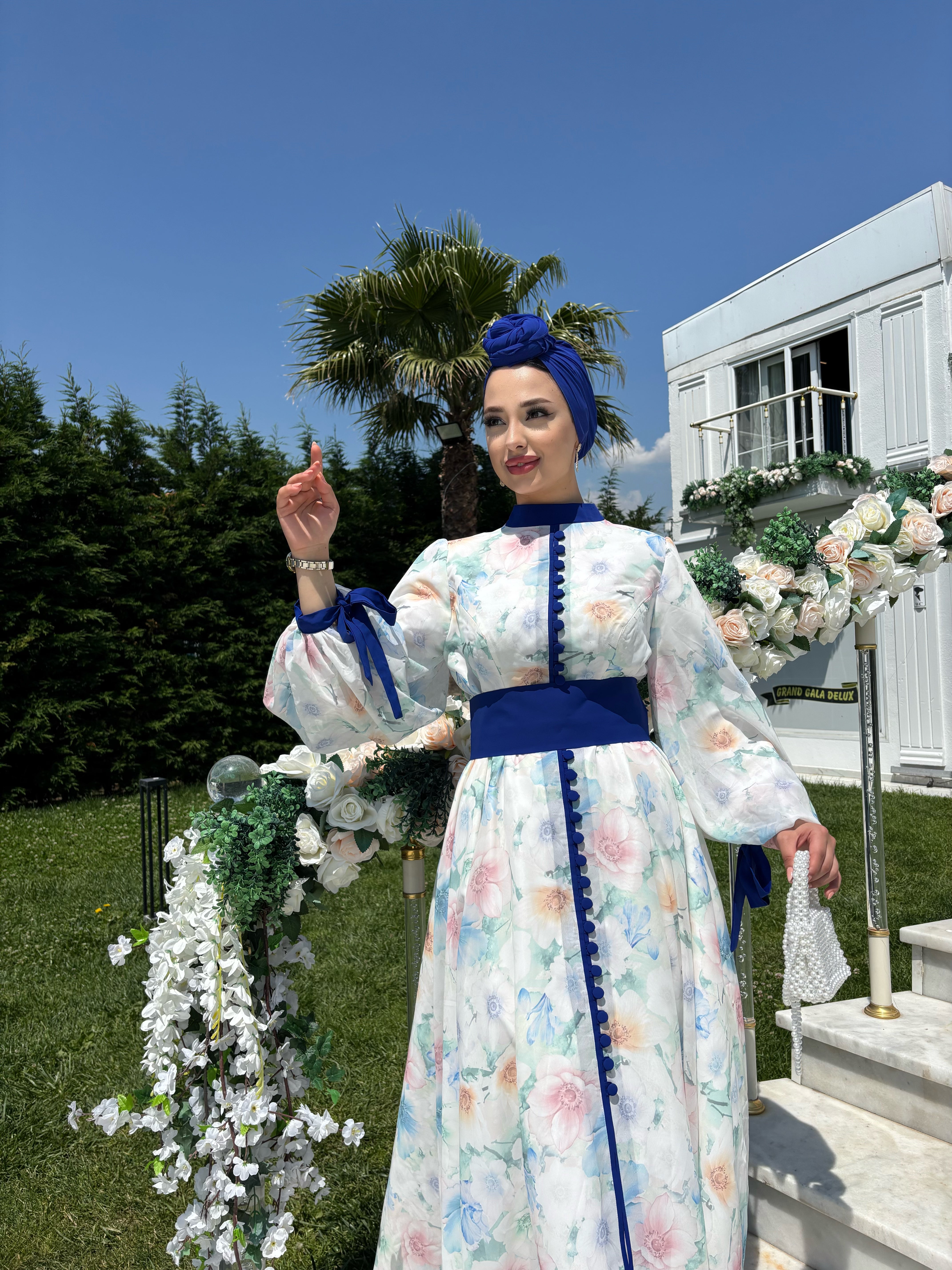 Beyaz Çiçek Baskılı Şifon Abaya Mavi Jupiter Kuşaklı