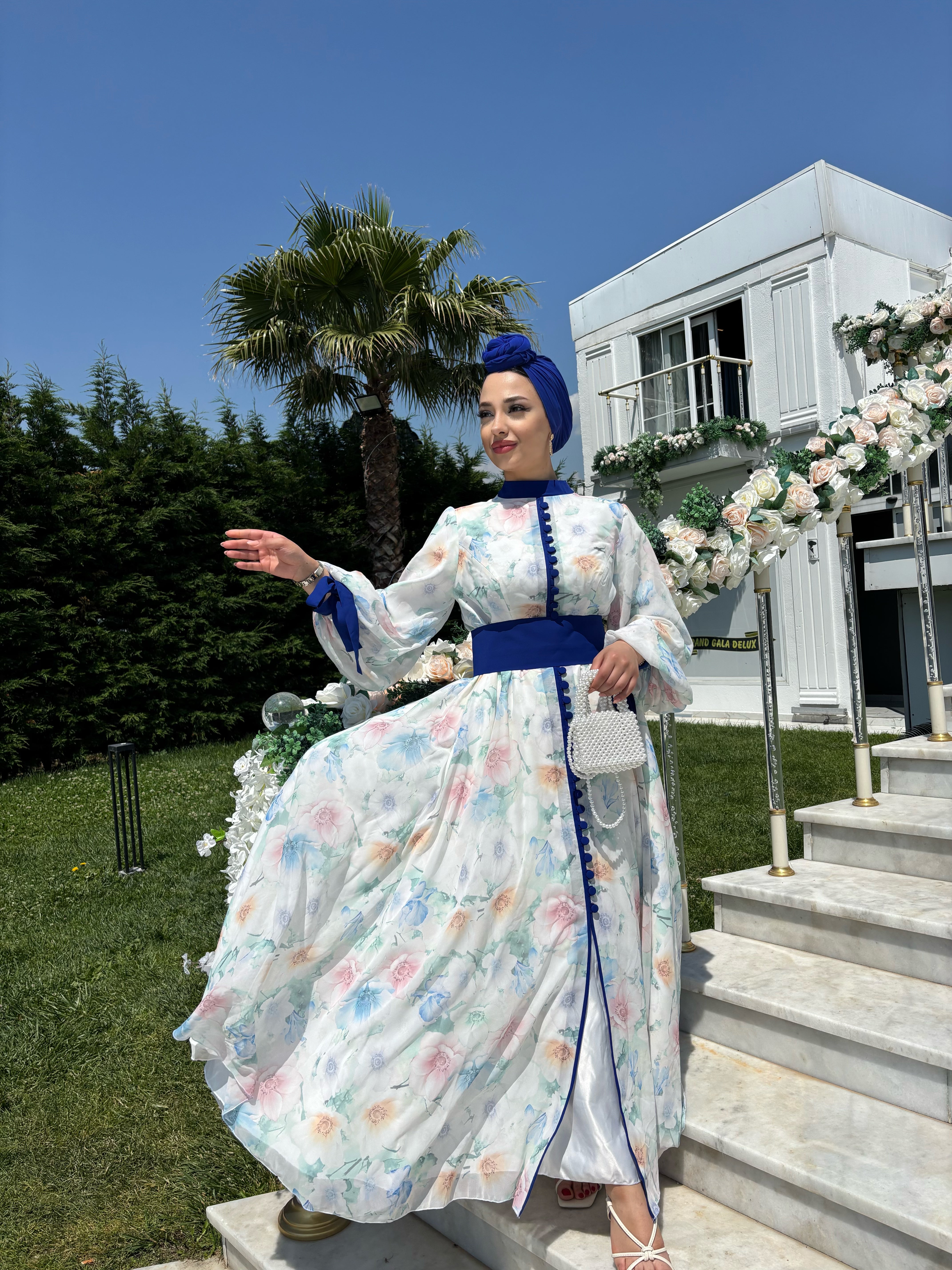 Beyaz Çiçek Baskılı Şifon Abaya Mavi Jupiter Kuşaklı