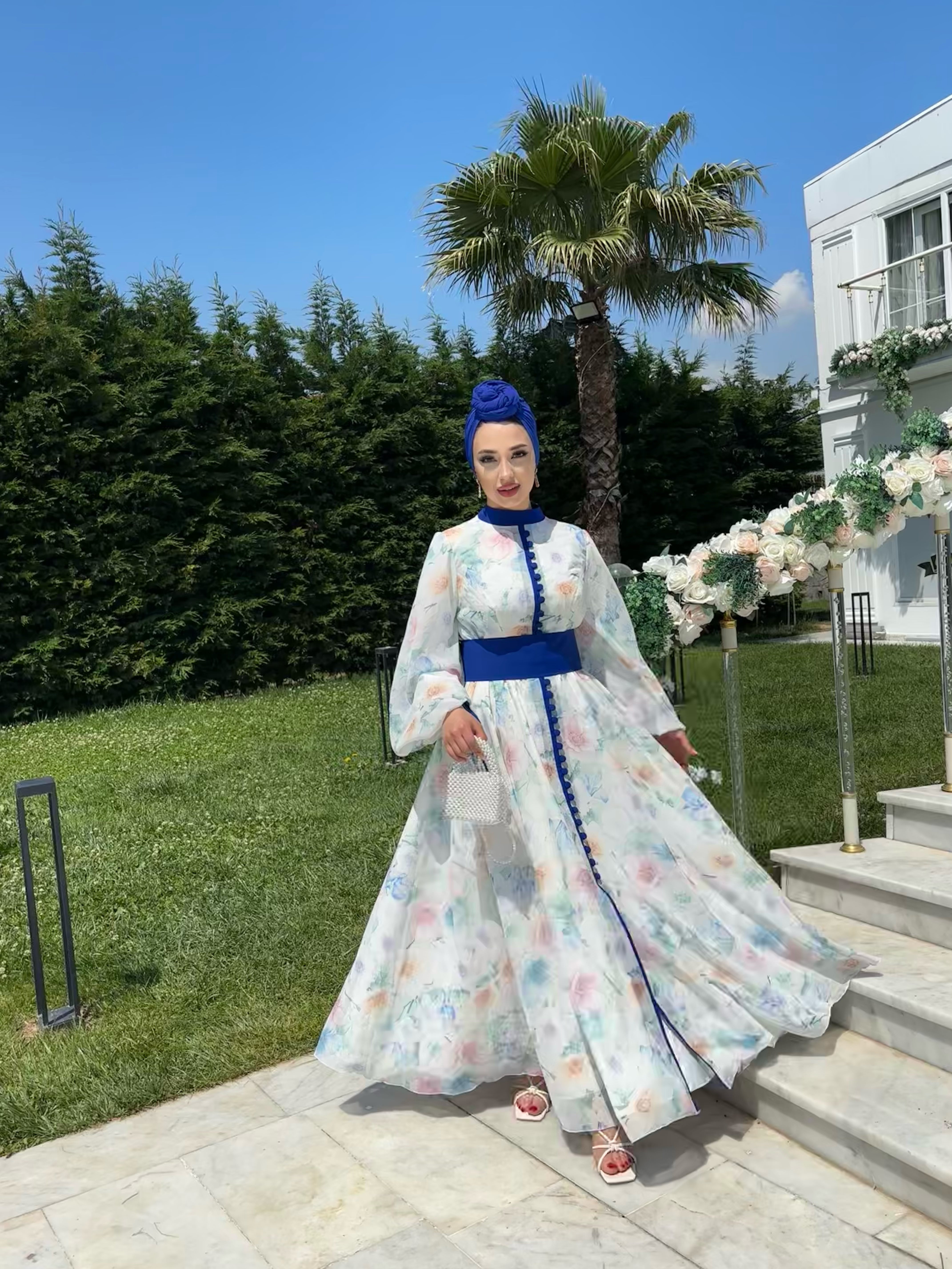 Beyaz Çiçek Baskılı Şifon Abaya Mavi Jupiter Kuşaklı